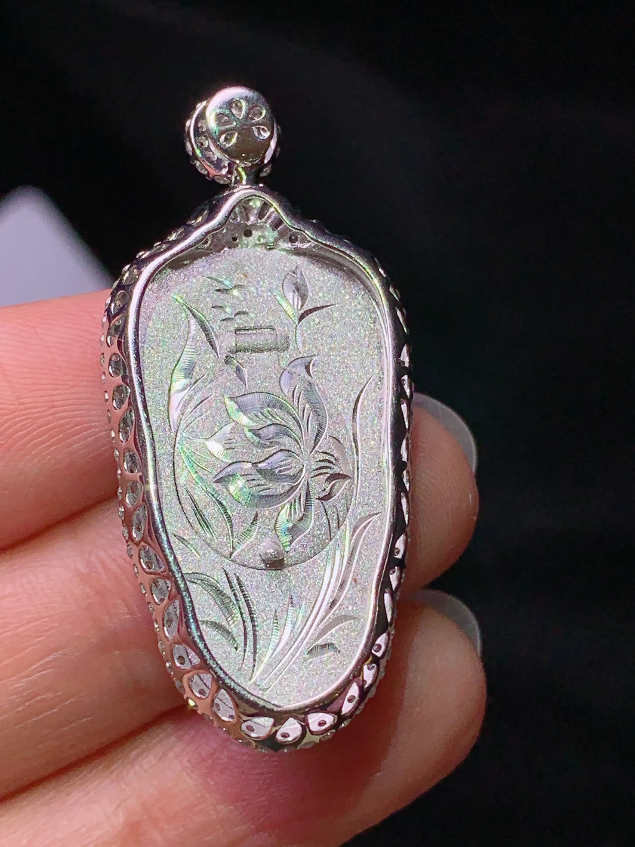 18k金钻镶嵌满绿树叶吊坠 玉质细腻 色泽艳丽清新 整体尺寸40.3*18.5*7