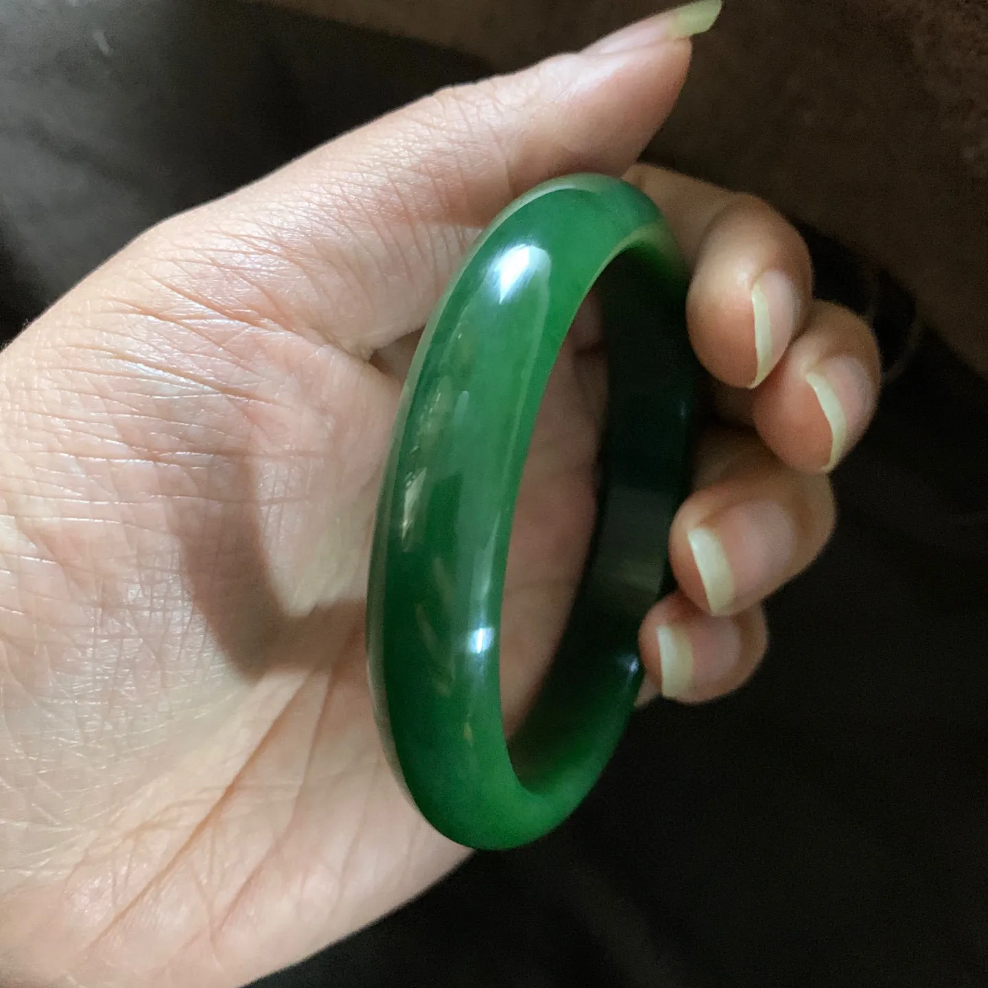 和田玉59.7圈口碧玉菠菜绿手镯，镯型古朴典雅。在诗情画意的雨巷相遇，你是我腕间的一抹风情，有你眸有深情.清风荡漾湖间静水，我愿俯身低眉，在烟波涟漪处寻