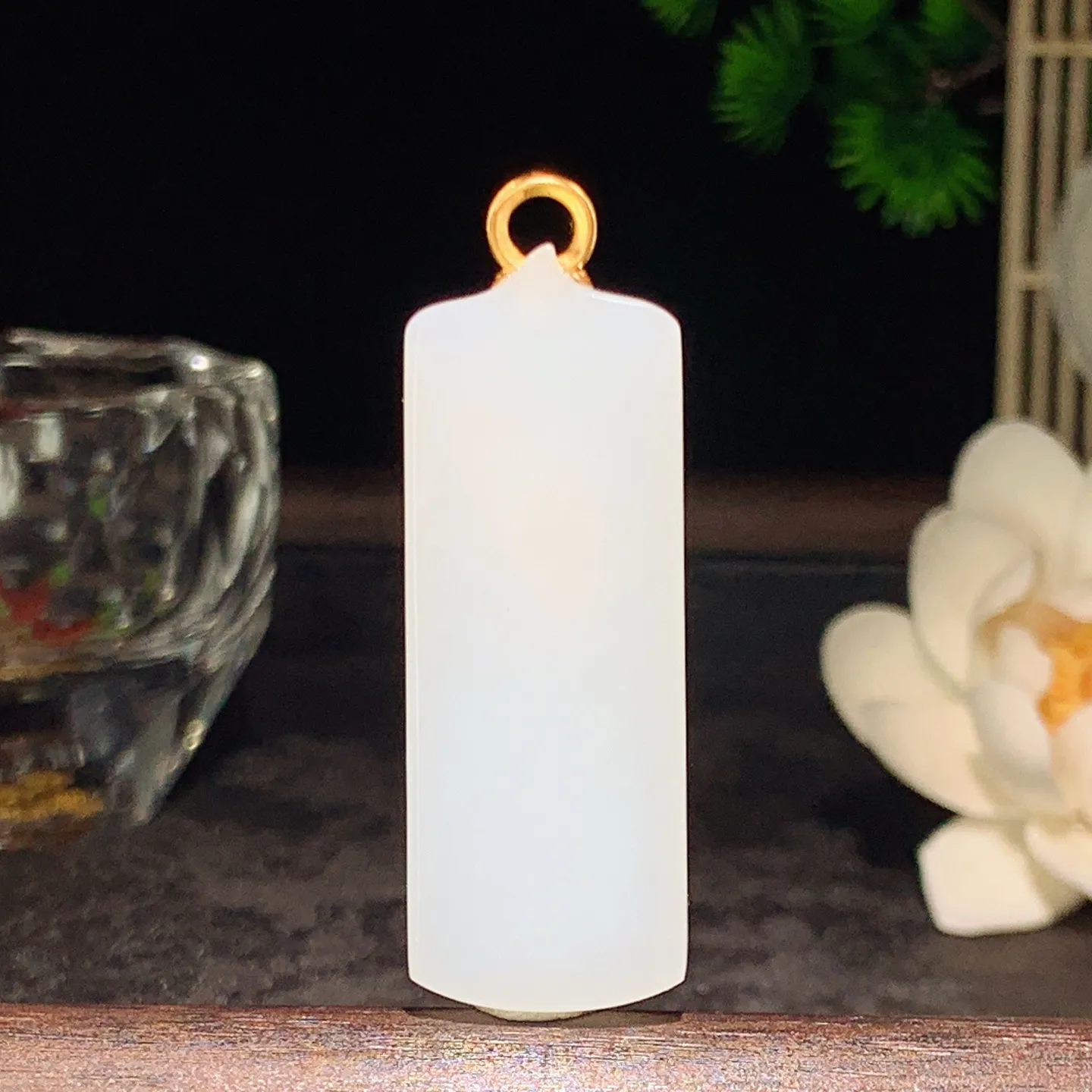 新疆和田玉白玉羊脂18k金观音挂件 尺寸46/17/5重11.7克。玉质细腻油润。手推出油。佩戴高端典雅。lt260209