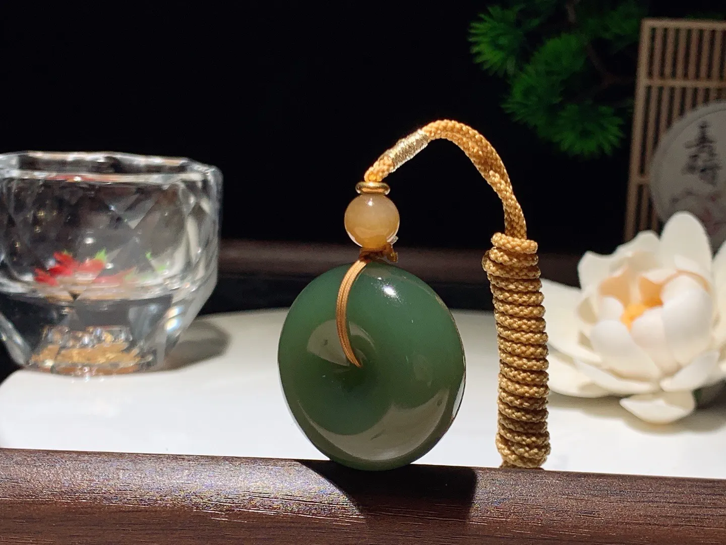 和田玉湖水绿平安扣挂件 尺寸30/14重26克。玉质细腻油润。手推出油。佩戴高端典雅。lt260209