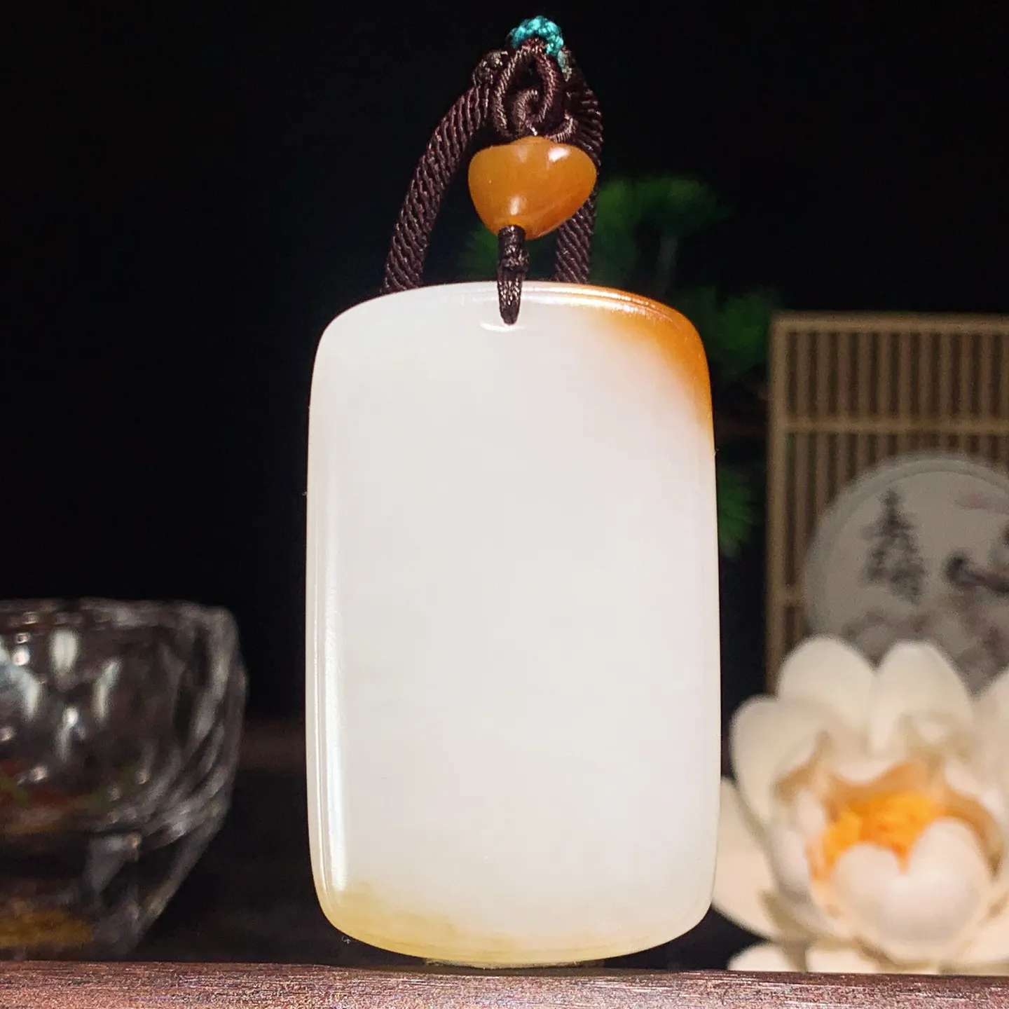 新疆和田玉白玉且末糖羊脂平安无事挂件 尺寸53/32/9重45克。玉质细腻油润。手推出油。佩戴高端典雅。lt260209