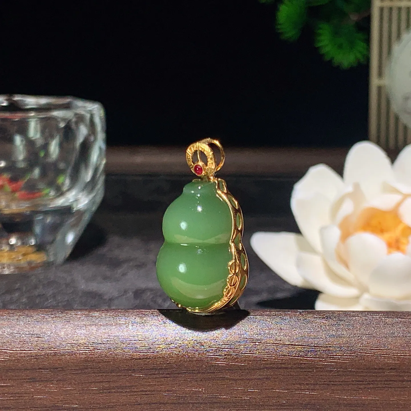 和田玉阳绿18k金俄罗斯碧玉福禄葫芦挂件 尺寸21/16/10重7克。玉质细腻油润。手推出油。佩戴高端典雅。lt2601209