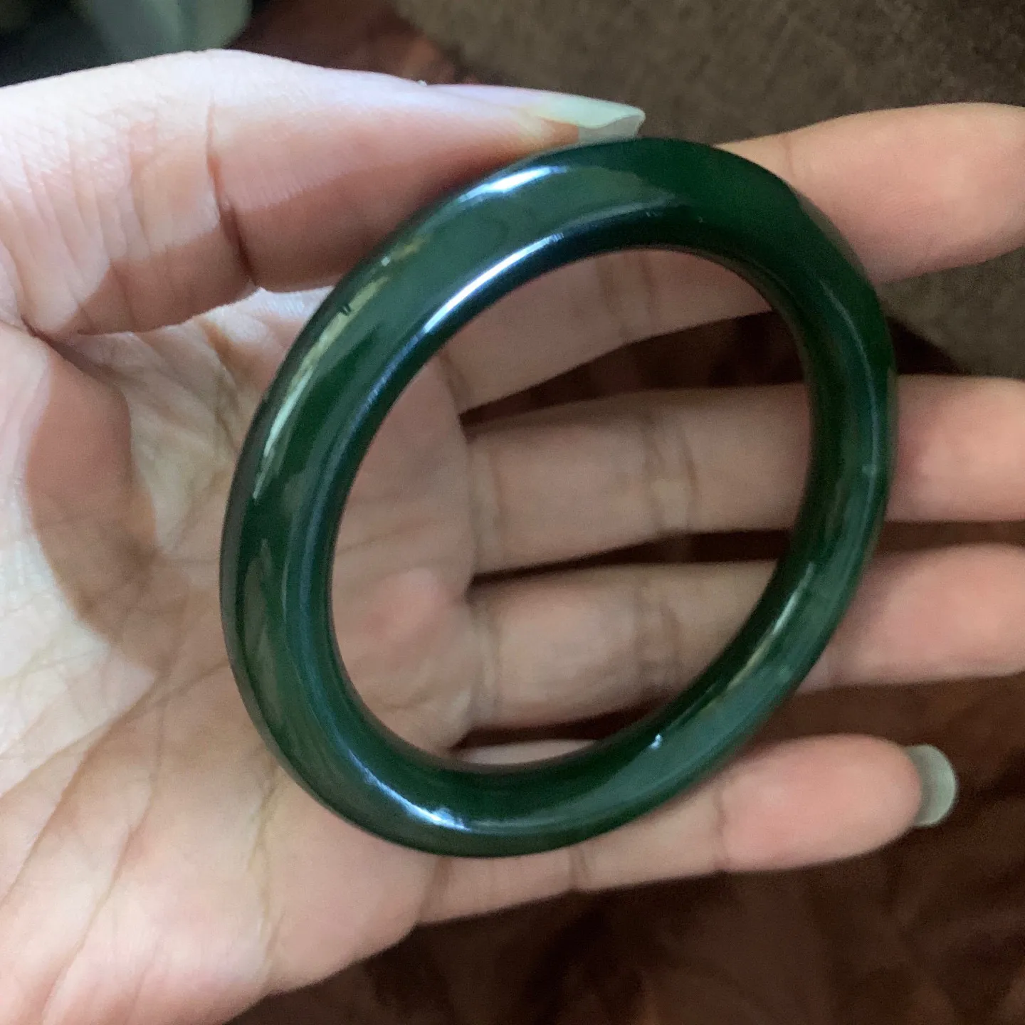 和田玉58圈口菠菜绿圆条手镯【挽间柔情】，镯型古朴典雅。在诗情画意的雨巷相遇，你是我腕间的一抹风情，有你眸有深情.清风荡漾湖间静水，我愿俯身低眉，在烟波涟漪处寻