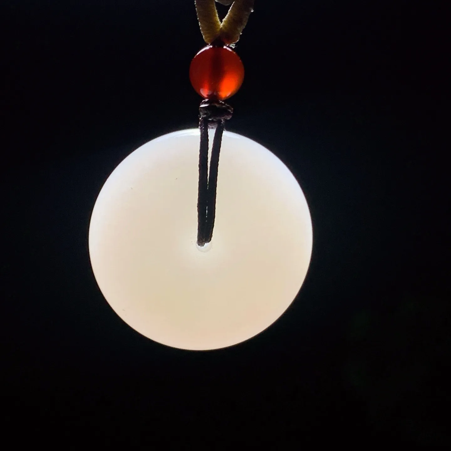 新疆和田玉平安扣挂件。尺寸25/11重17克 玉质细腻油润 底色纯净 脂粉好，品质好！lt26209