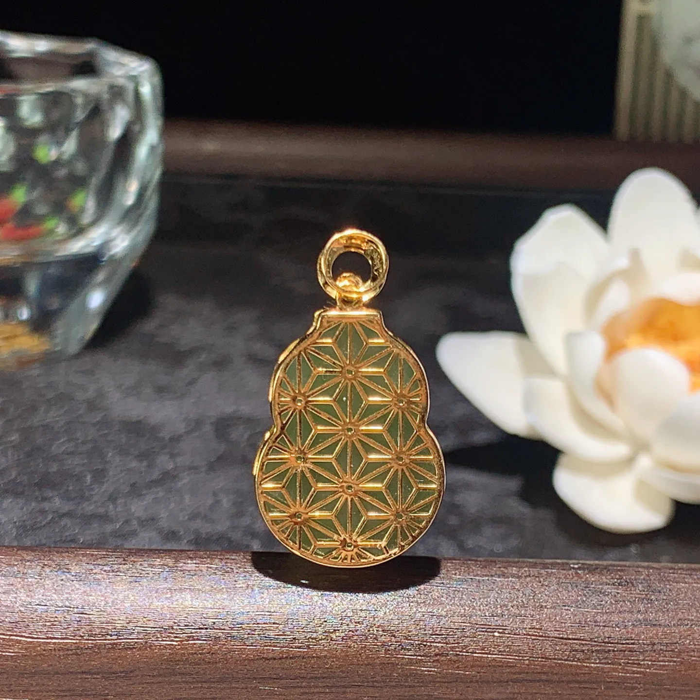 和田玉阳绿18k金俄罗斯碧玉福禄葫芦挂件 尺寸21/16/10重7克。玉质细腻油润。手推出油。佩戴高端典雅。lt2601209