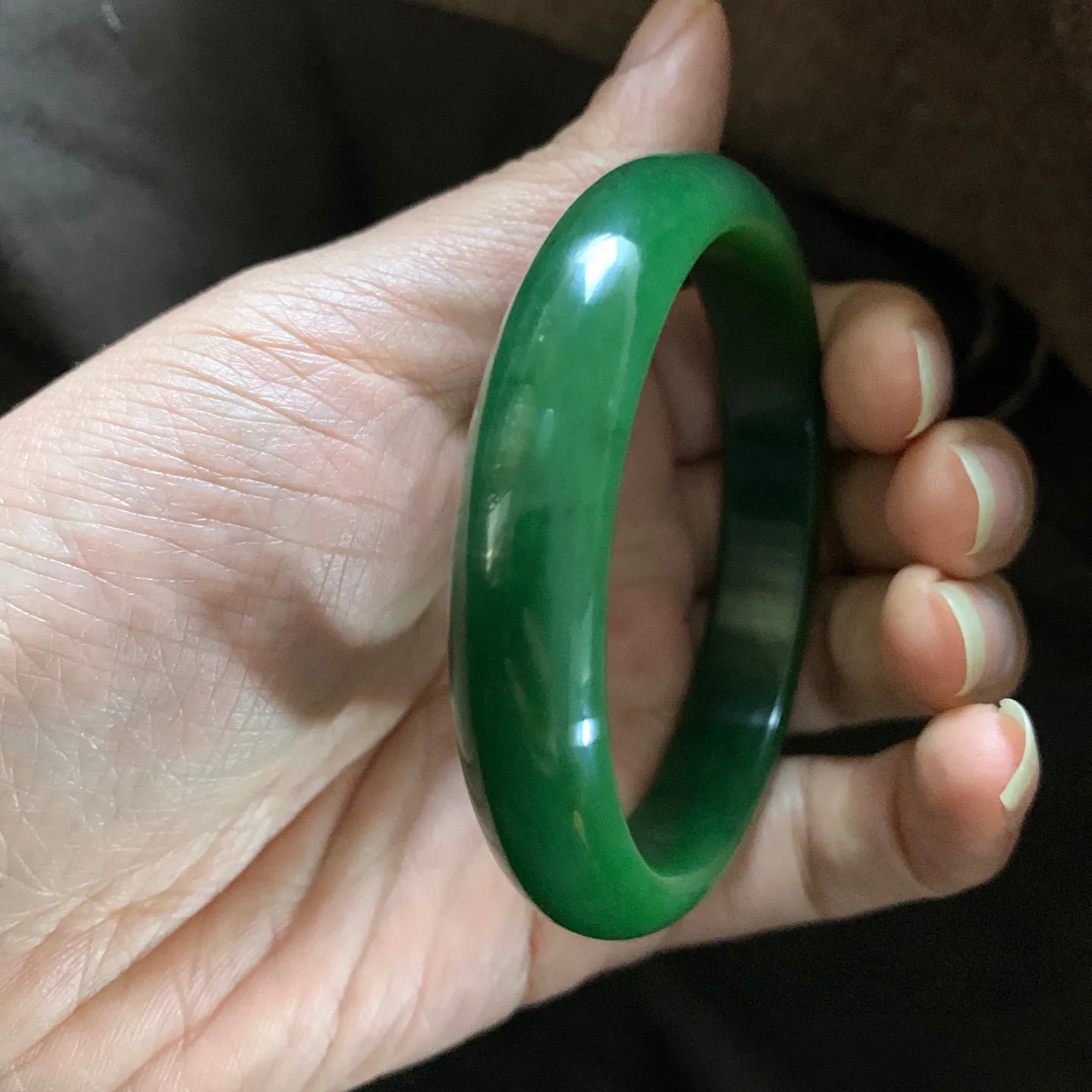 和田玉59.7圈口碧玉菠菜绿手镯，镯型古朴典雅。在诗情画意的雨巷相遇，你是我腕间的一抹风情，有你眸有深情.清风荡漾湖间静水，我愿俯身低眉，在烟波涟漪处寻