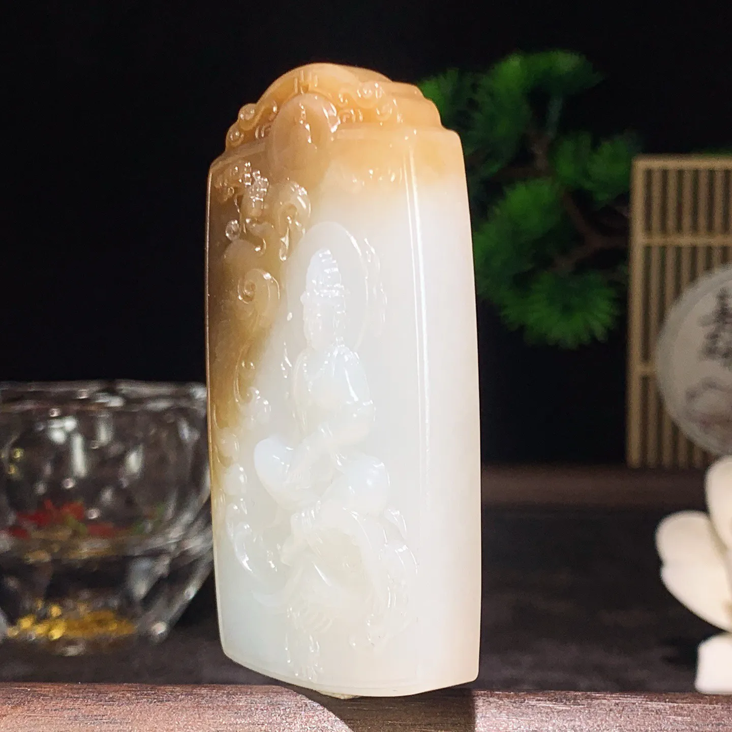 新疆和田玉白玉且末糖观音挂件 尺寸67/35/12重61克。玉质细腻油润。手推出油。佩戴高端典雅。lt260209