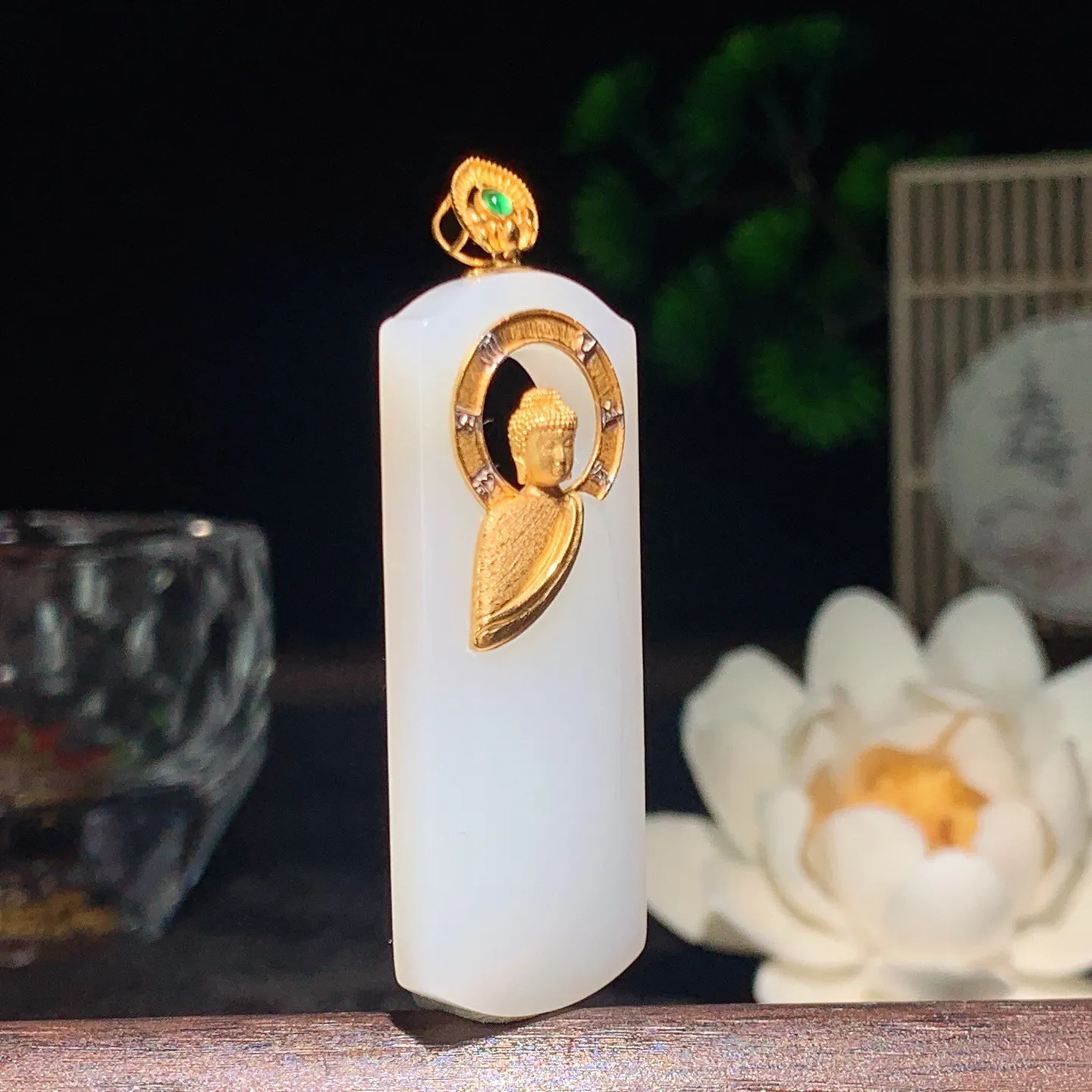 新疆和田玉白玉羊脂白18k金大日如来挂件 尺寸45/17/5重11.7克。玉质细腻油润。手推出油。佩