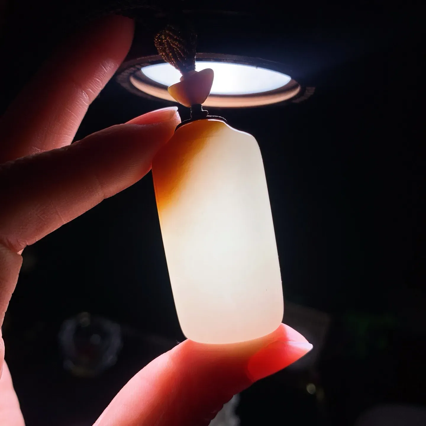 新疆和田玉白玉且末糖羊脂平安无事挂件 尺寸47/23/10重32克。玉质细腻油润。手推出油。佩戴高端典雅。lt260209