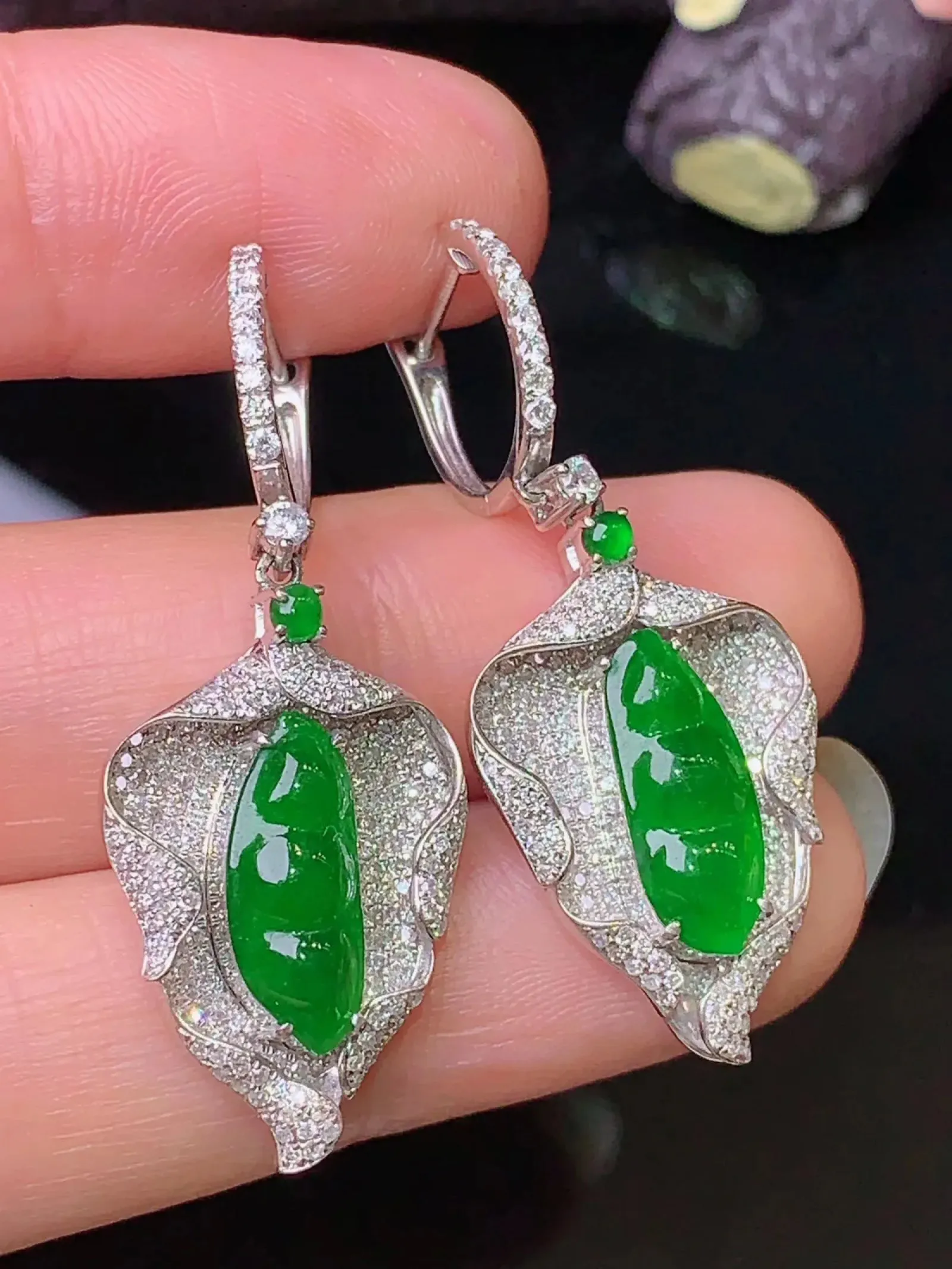 18k金钻镶嵌满绿四季豆耳坠 玉质细腻 色泽艳丽清新 整体尺寸40*15*5.2