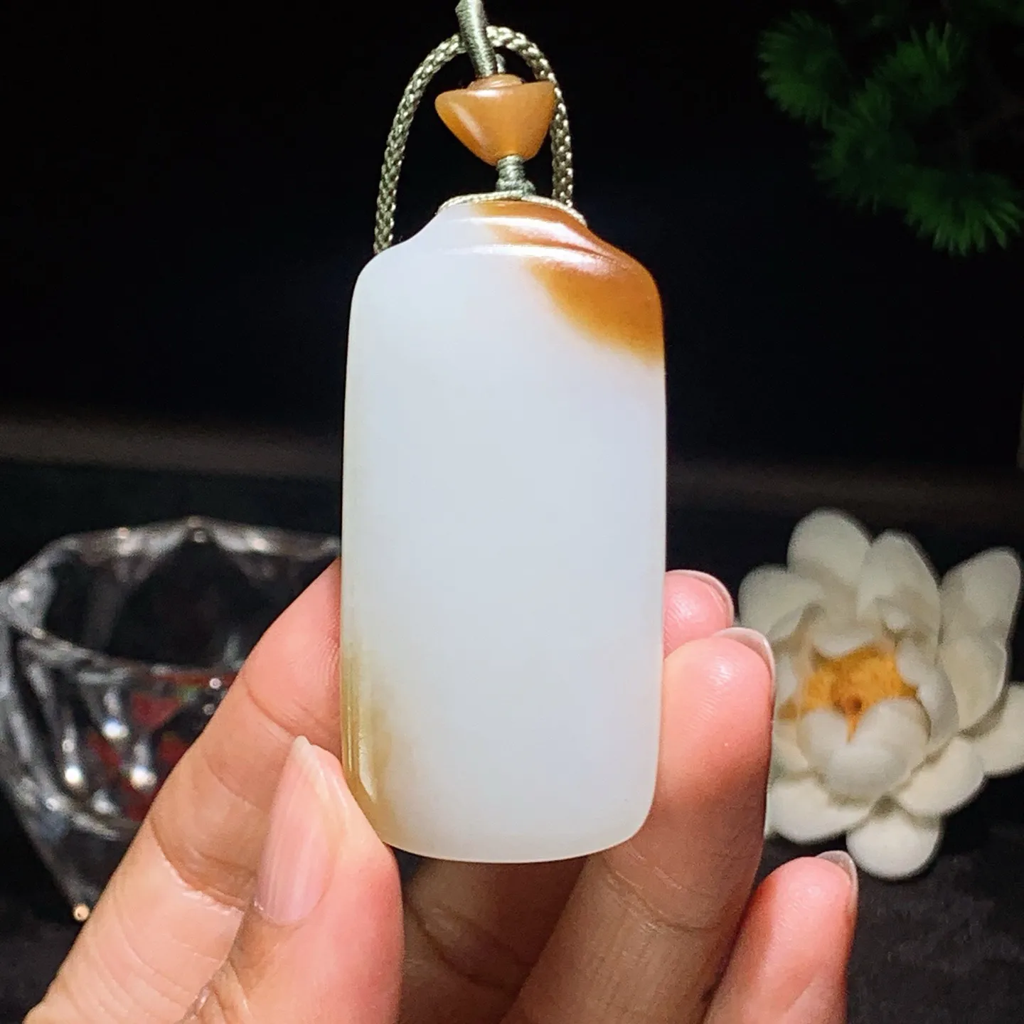 新疆和田玉白玉且末糖羊脂平安无事挂件 尺寸56/27/10重42克。玉质细腻油润。手推出油。佩戴高端典雅。lt260209