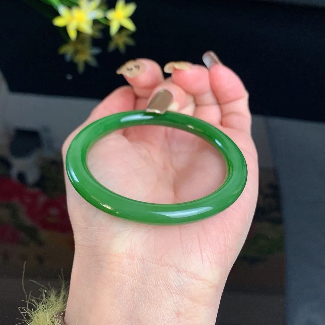 收藏款，和田玉52圈口阳绿色圆条碧玉手镯！玉质细腻油润 底色纯净 无裂无杂 脂粉好，品质高