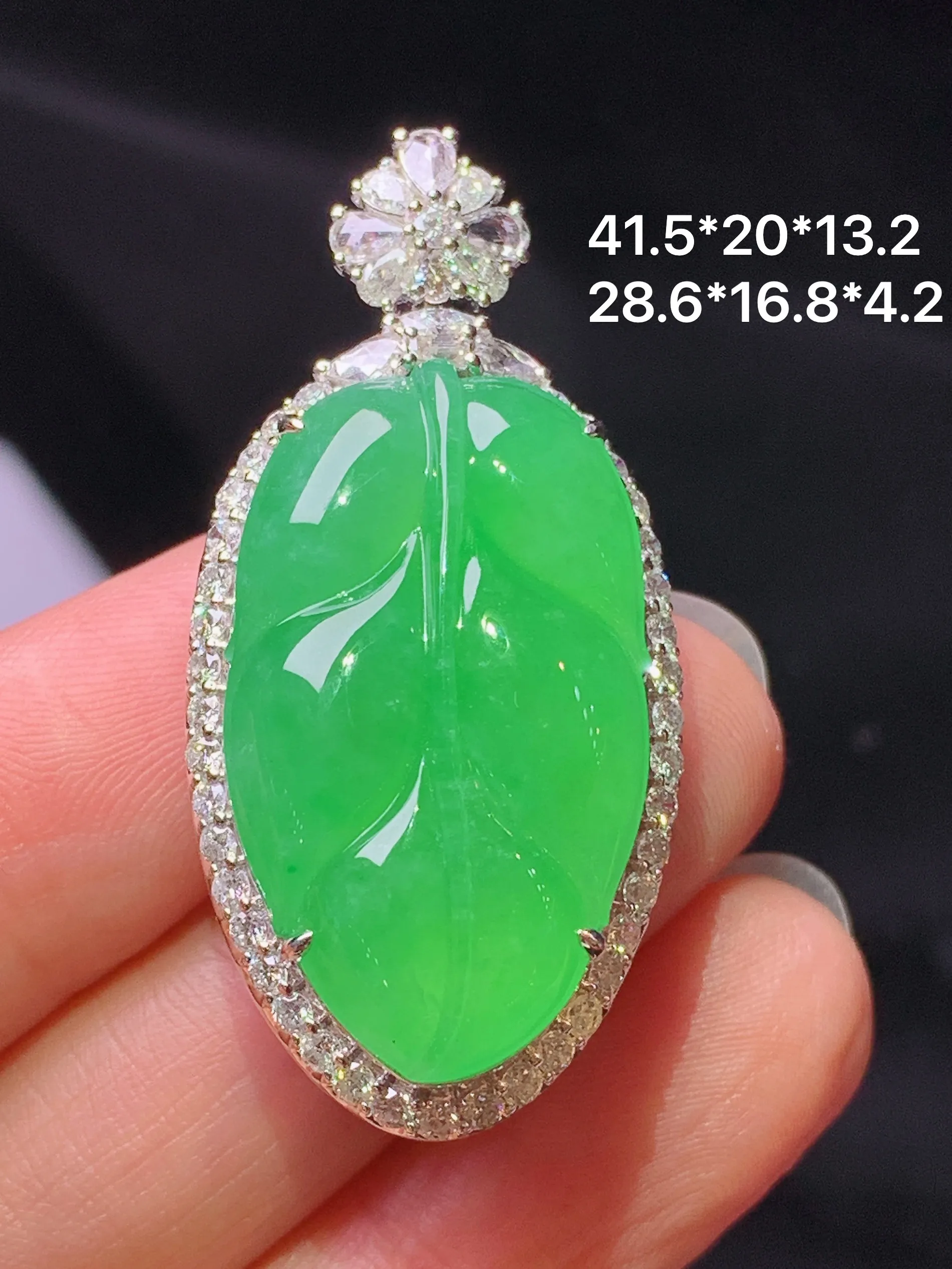 18k金钻镶嵌翠绿树叶吊坠 玉质细腻 色泽艳丽清新 整体尺寸41.5*20*13.2