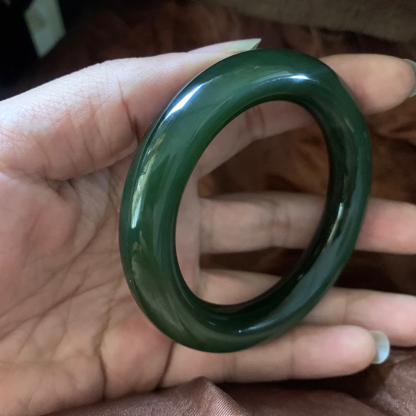 和田玉54.1圈口冰底菠菜绿圆条手镯，镯型古朴典雅。在诗情画意的雨巷相遇，你是我腕间的一抹风情，有你