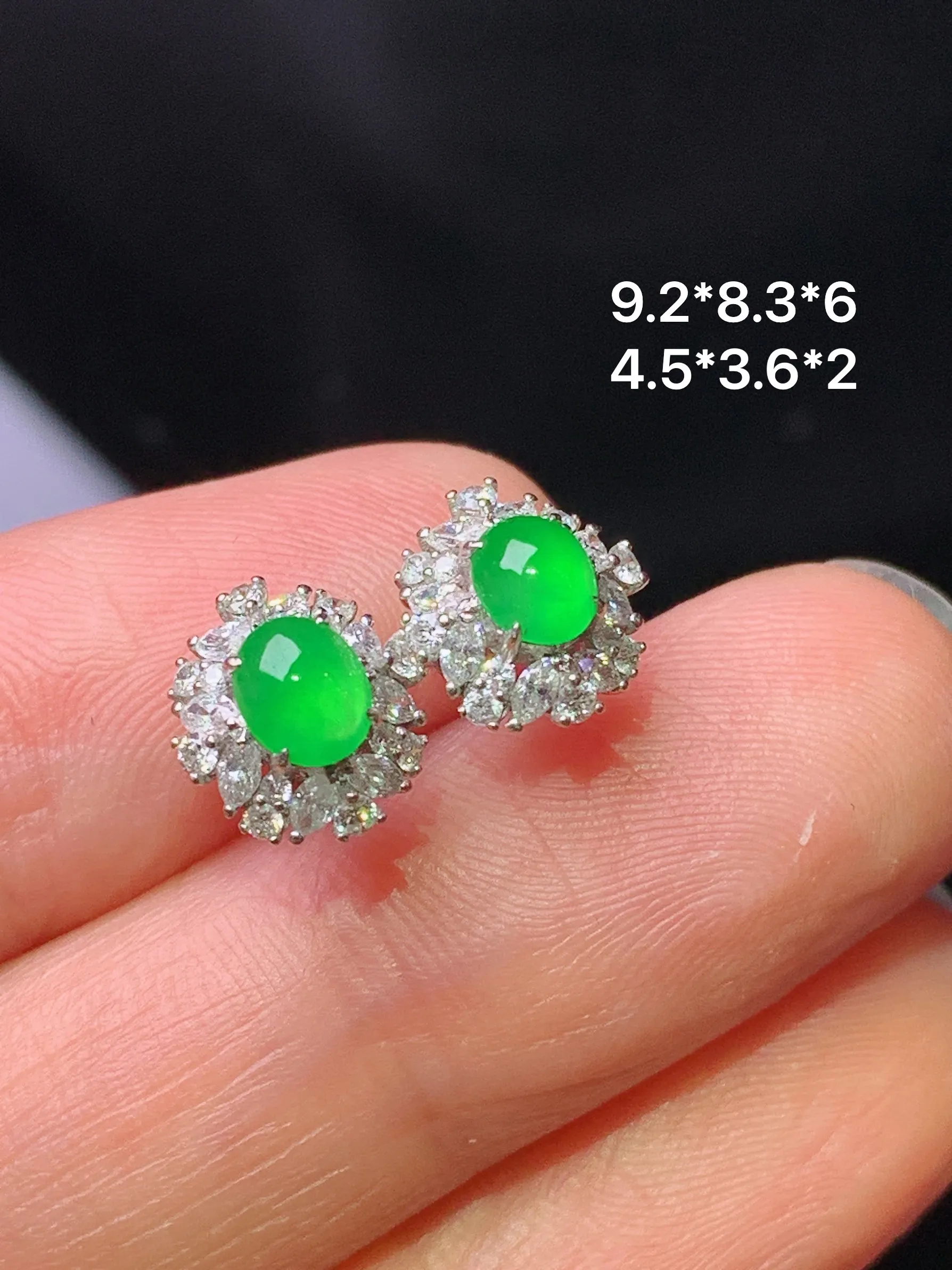 18k金钻镶嵌满绿蛋面耳钉 玉质细腻 色泽艳丽清新 整体尺寸9.2*8.3*6