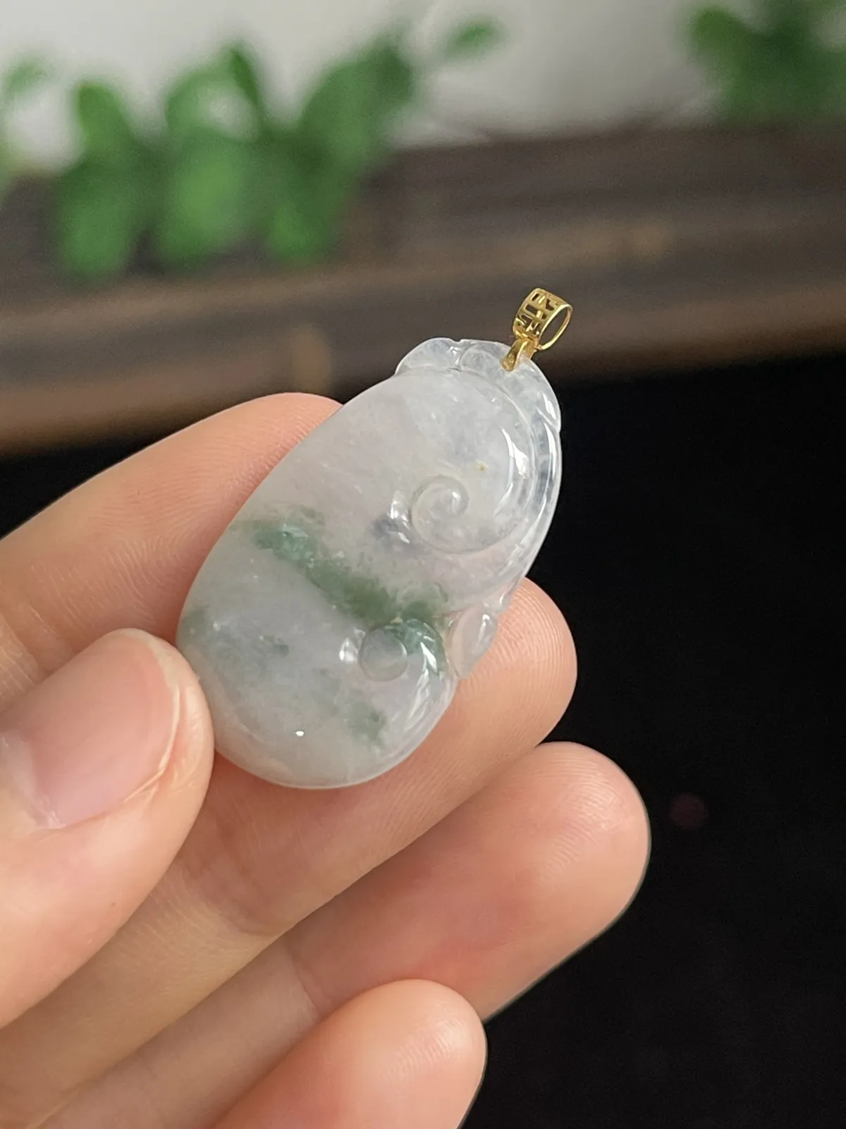 翡翠冰糯种飘绿如意