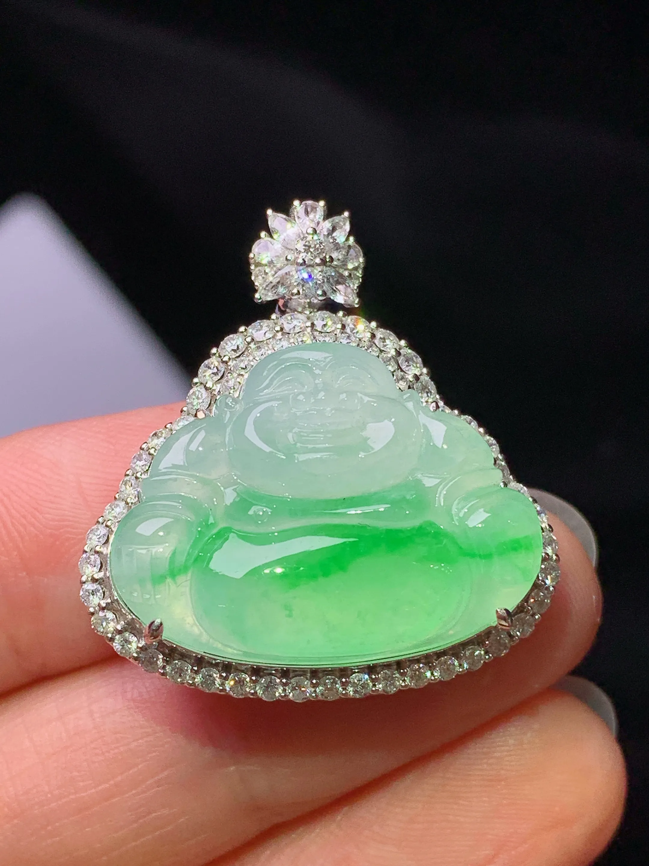 18k金钻镶嵌飘绿佛公吊坠 玉质细腻 色泽艳丽清新 整体尺寸29.3*26.8*10.5