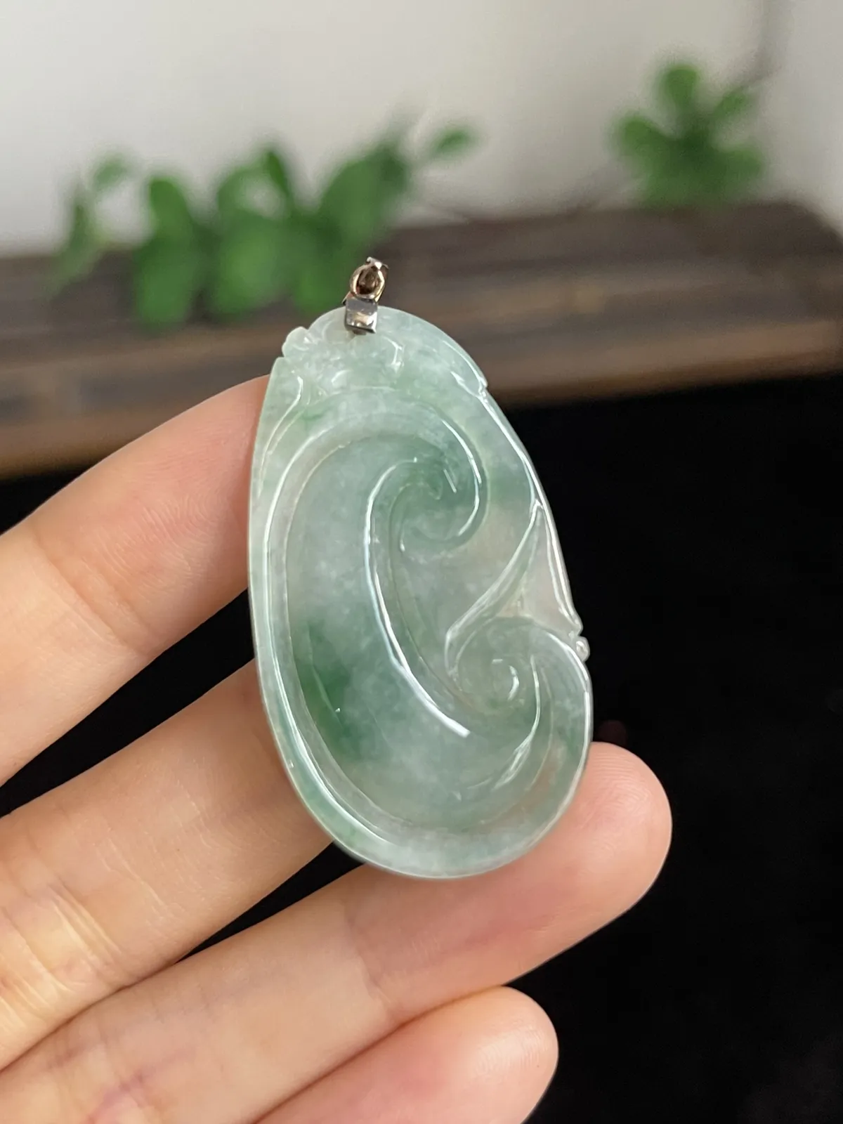 翡翠冰糯种飘绿如意