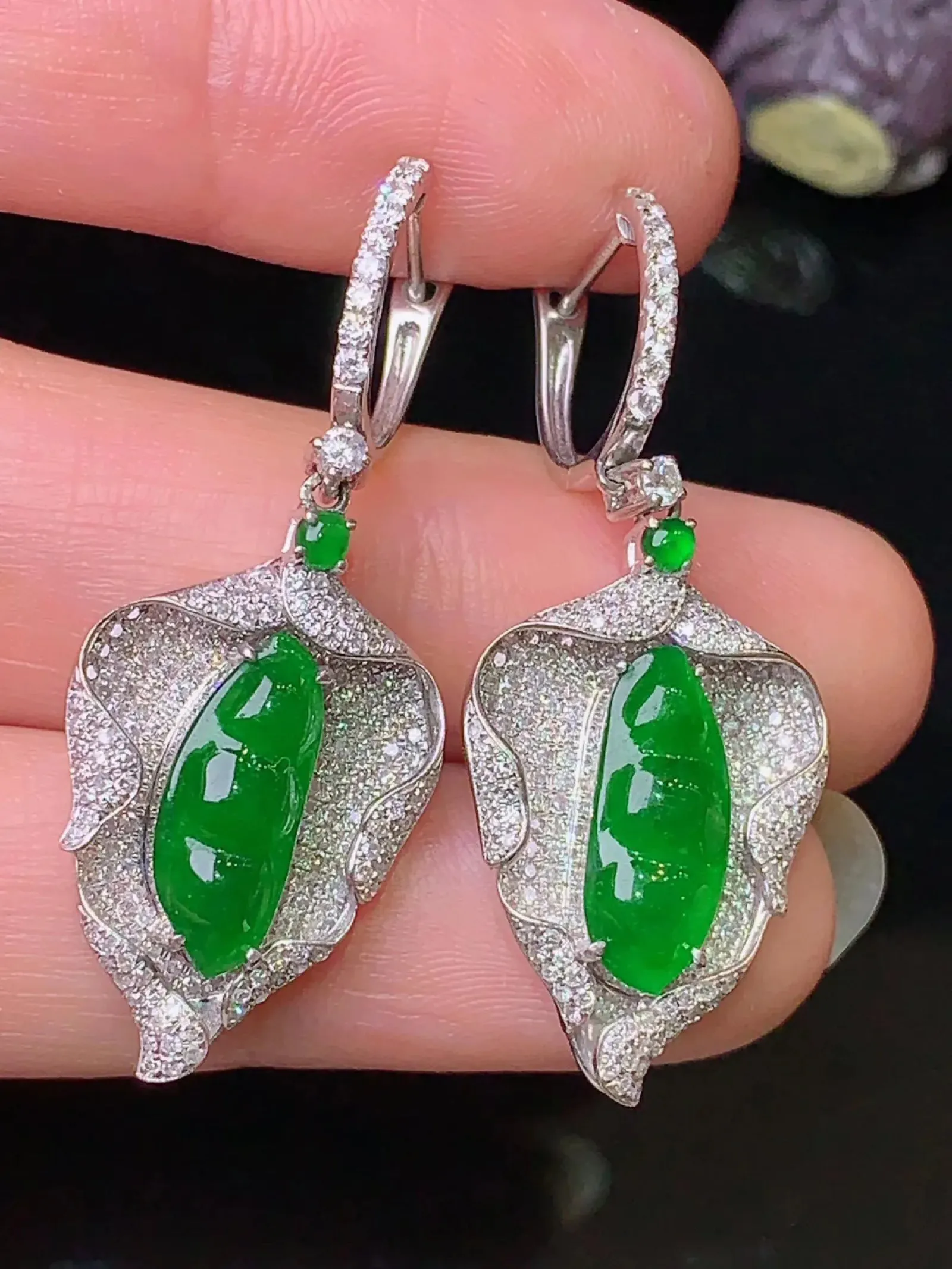 18k金钻镶嵌满绿四季豆耳坠 玉质细腻 色泽艳丽清新 整体尺寸40*15*5.2