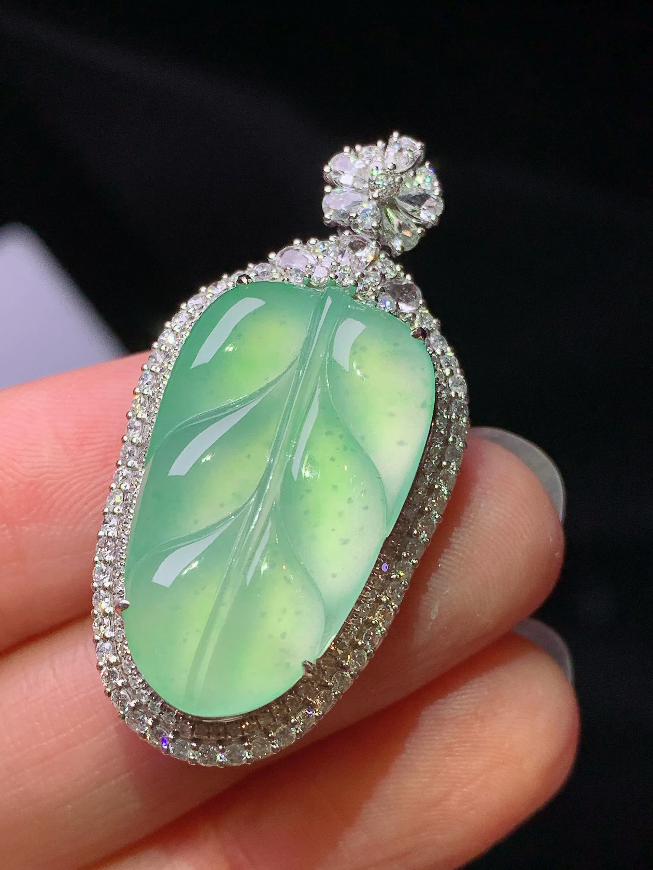 18k金钻镶嵌浅绿树叶吊坠 玉质细腻 色泽艳丽清新 整体尺寸38*19.2*10.8