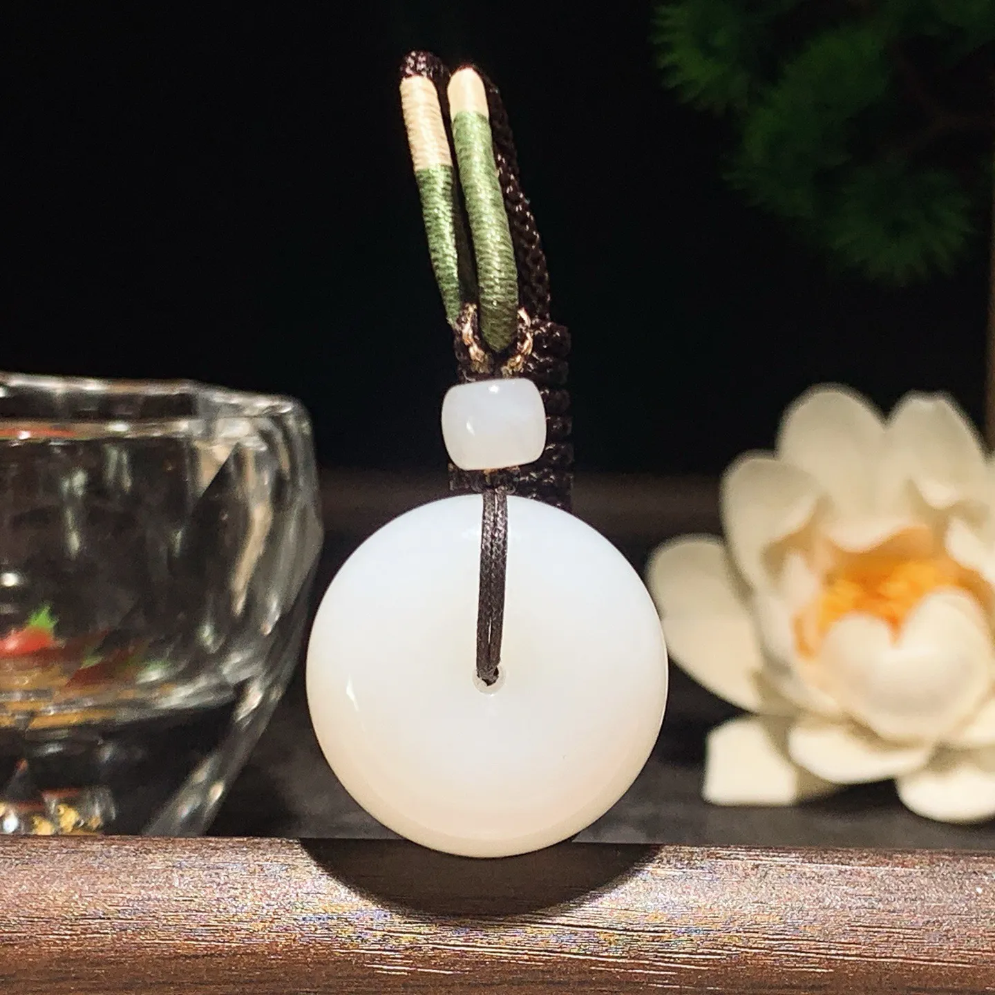 新疆和田玉平安扣挂件。尺寸24/12重15.4克 玉质细腻油润 底色纯净 脂粉好，品质好！lt26209