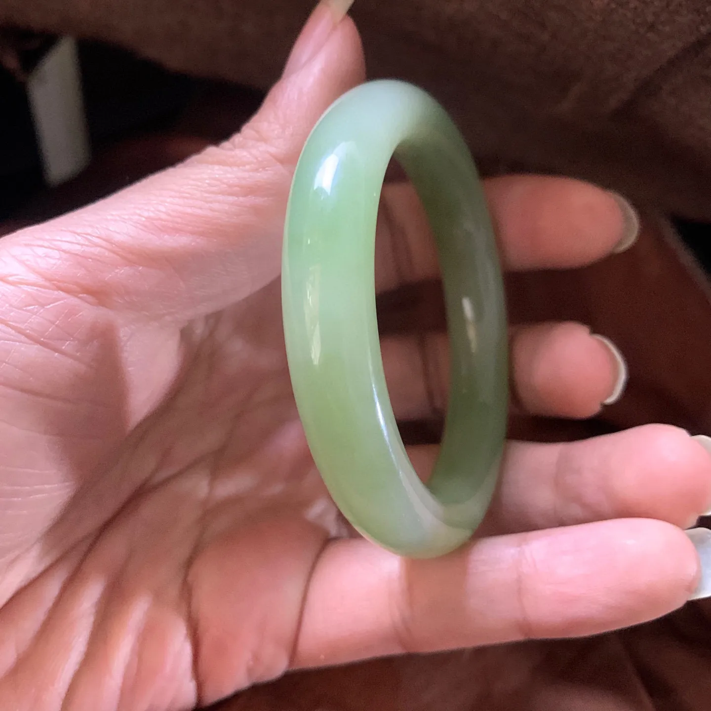 土豪款，和田玉52.5圈口翠青手镯，镯型古朴典雅。在诗情画意的雨巷相遇，你是我腕间的一抹风情，有你眸有深情.清风荡漾湖间静水，我愿俯身低眉，在烟波涟漪处寻