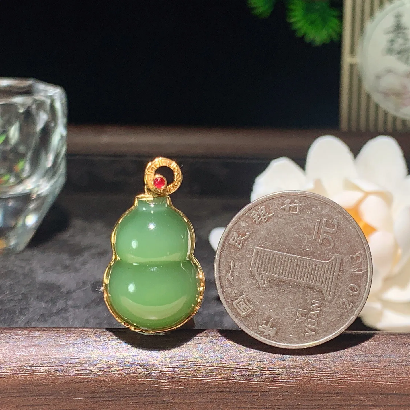 和田玉阳绿18k金俄罗斯碧玉福禄葫芦挂件 尺寸21/16/10重7克。玉质细腻油润。手推出油。佩戴高端典雅。lt2601209