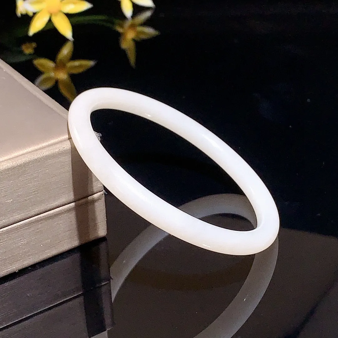 和田玉60.5圈口羊脂白玉圆条手镯！玉质细腻油润 底色纯净 脂粉好，品质高