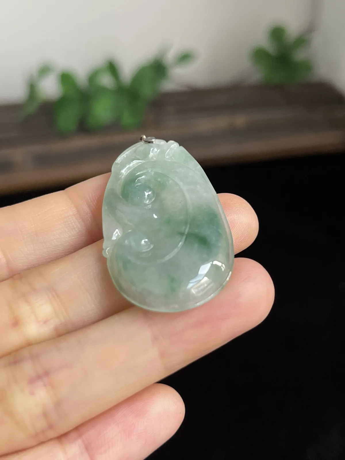 翡翠冰糯种飘绿如意