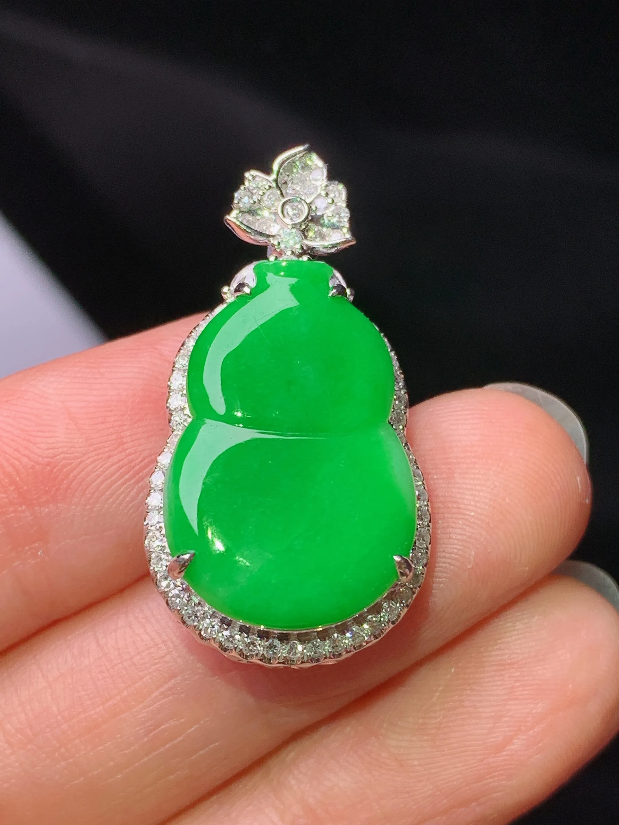 18k金钻镶嵌翠绿葫芦吊坠 玉质细腻 色泽艳丽清新 整体尺寸31*16.3*8.2