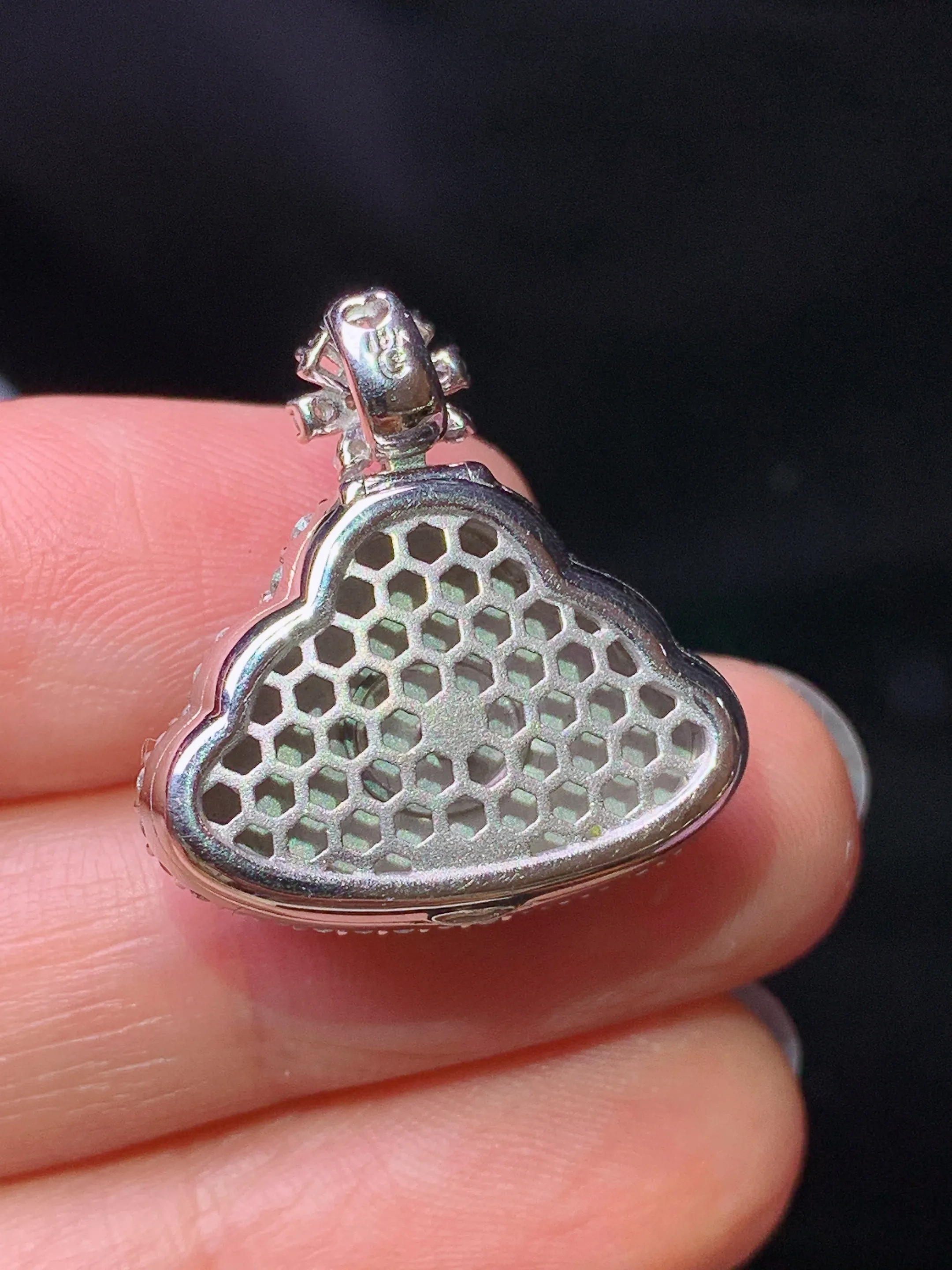 18k金钻镶嵌翠绿佛公吊坠 玉质细腻 色泽艳丽清新 整体尺寸22.6*21.7*9