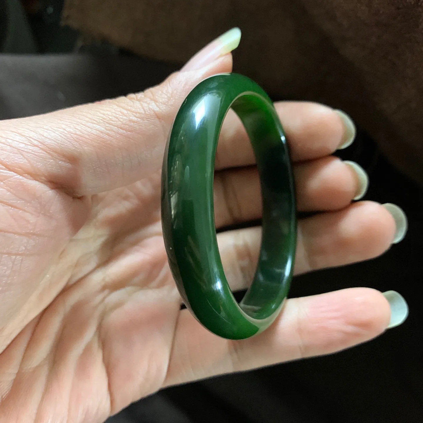 和田玉53圈口碧玉菠菜绿手镯，镯型古朴典雅。在诗情画意的雨巷相遇，你是我腕间的一抹风情，有你眸有深情