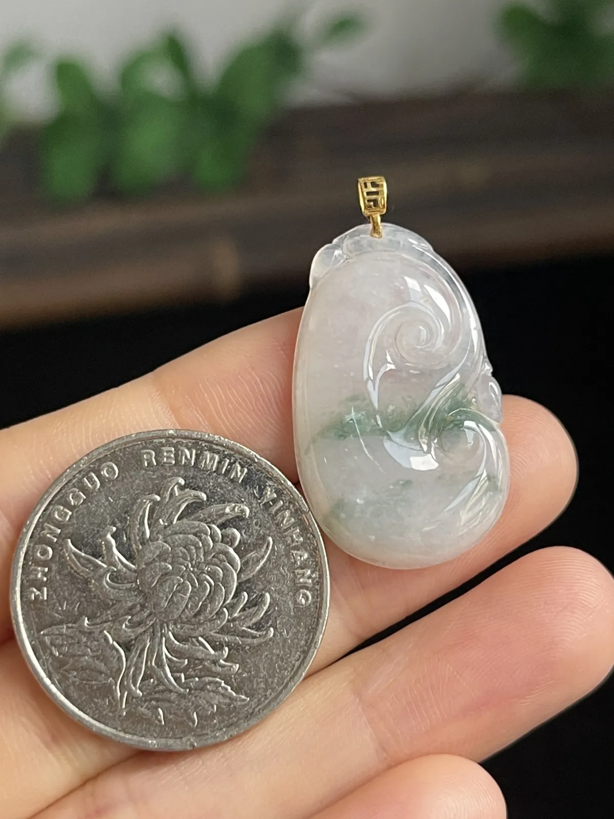 翡翠冰糯种飘绿如意