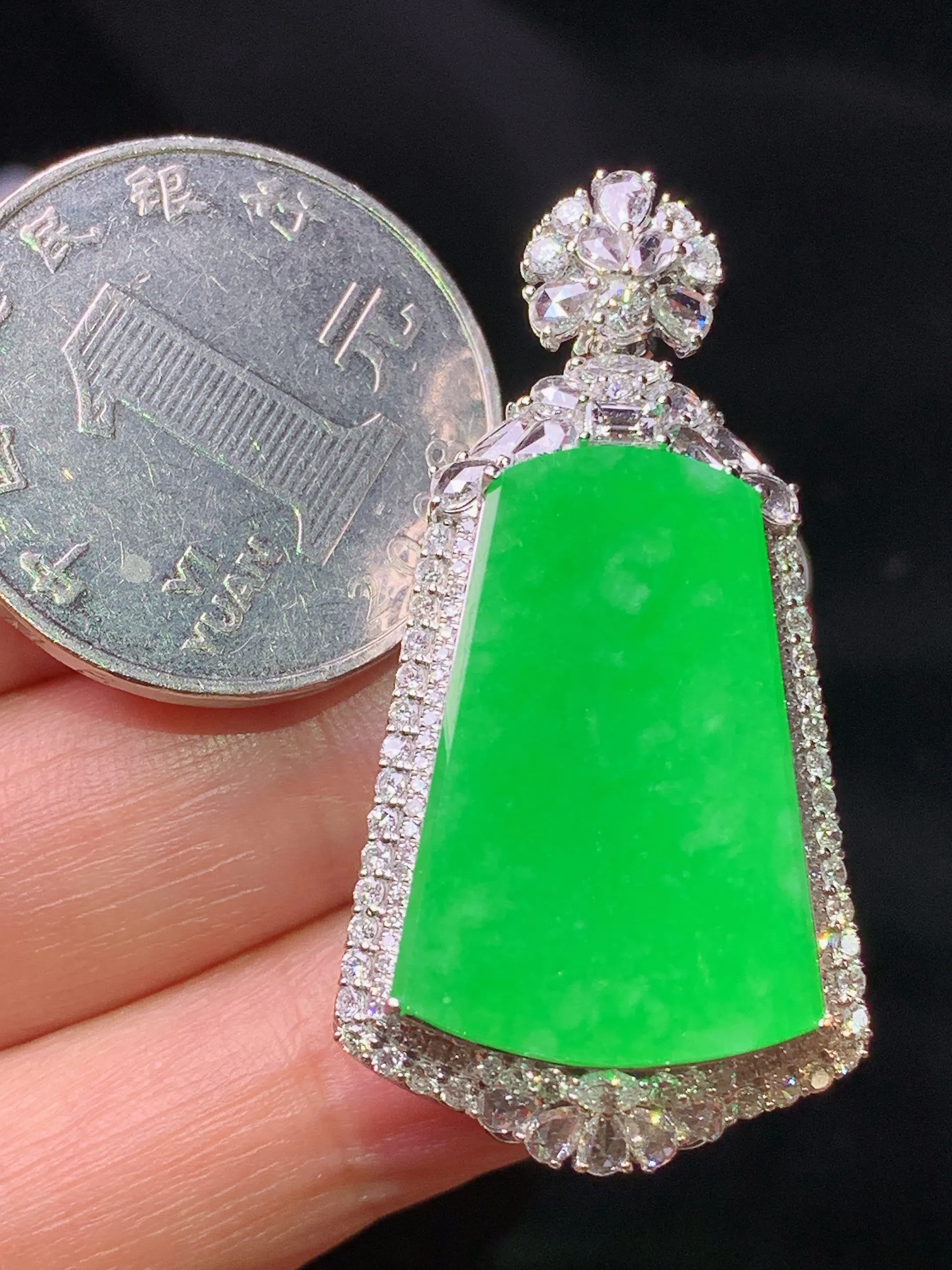 18k金钻镶嵌翠绿无事牌吊坠 玉质细腻 色泽艳丽清新 整体尺寸40.5*21.1*11.3