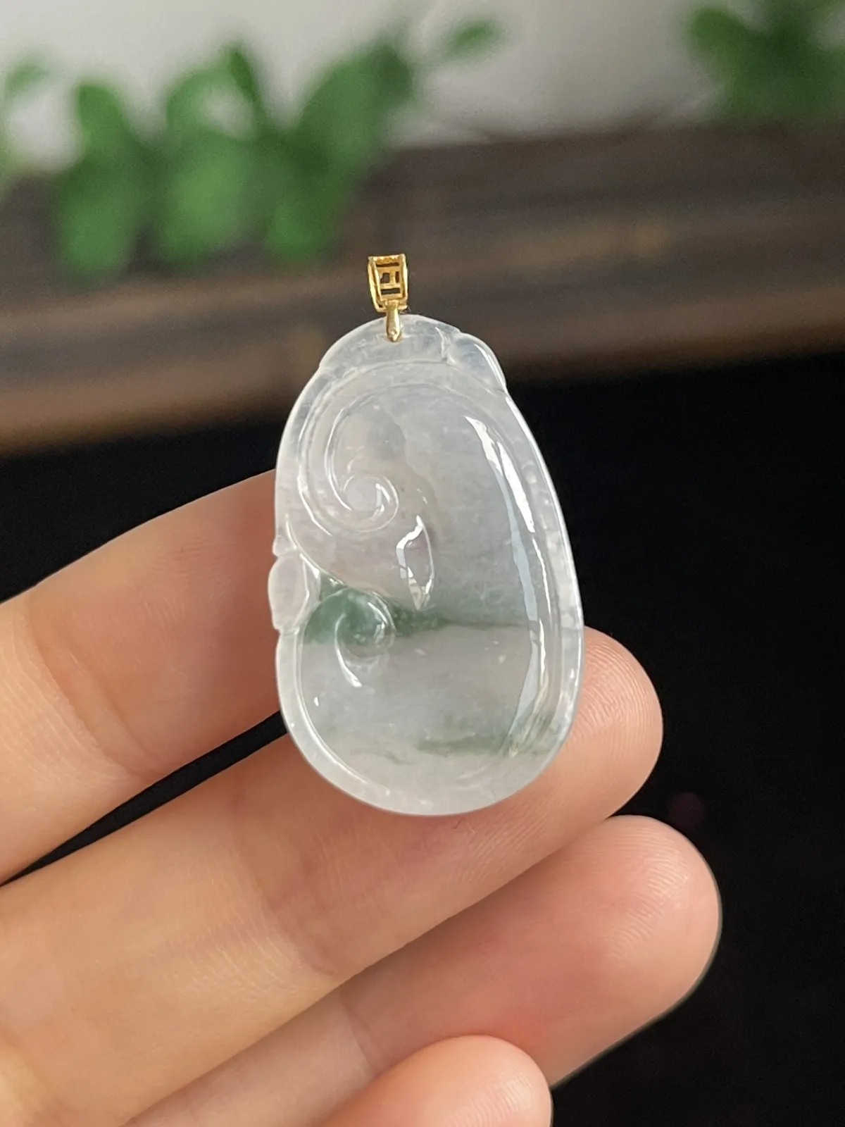 翡翠冰糯种飘绿如意