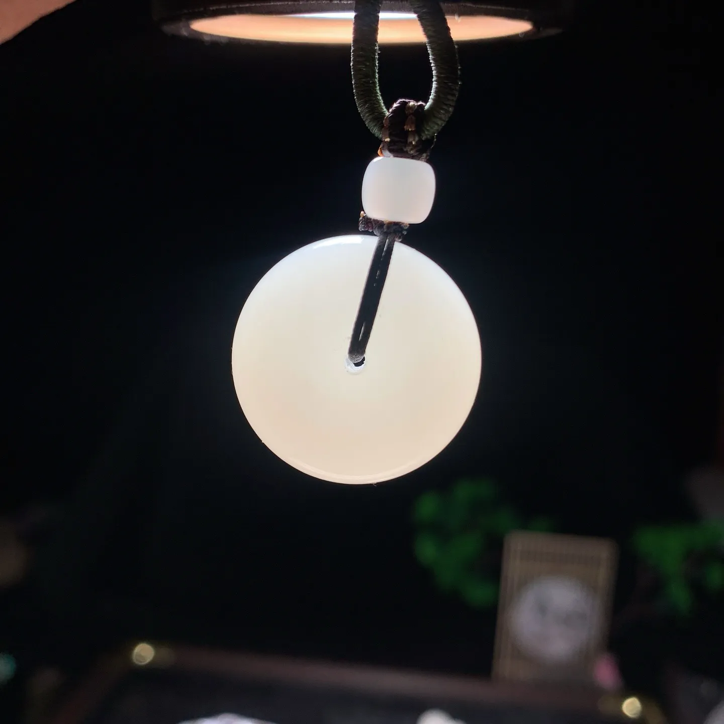 新疆和田玉平安扣挂件。尺寸24/12重15.4克 玉质细腻油润 底色纯净 脂粉好，品质好！lt26209