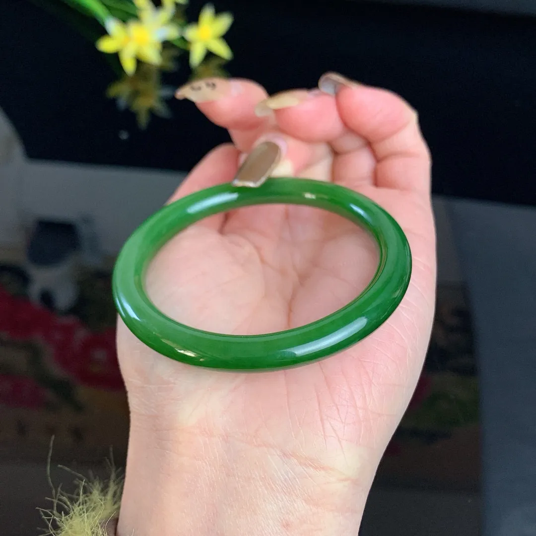 收藏款，和田玉52圈口阳绿色圆条碧玉手镯！玉质细腻油润 底色纯净 无裂无杂 脂粉好，品质高