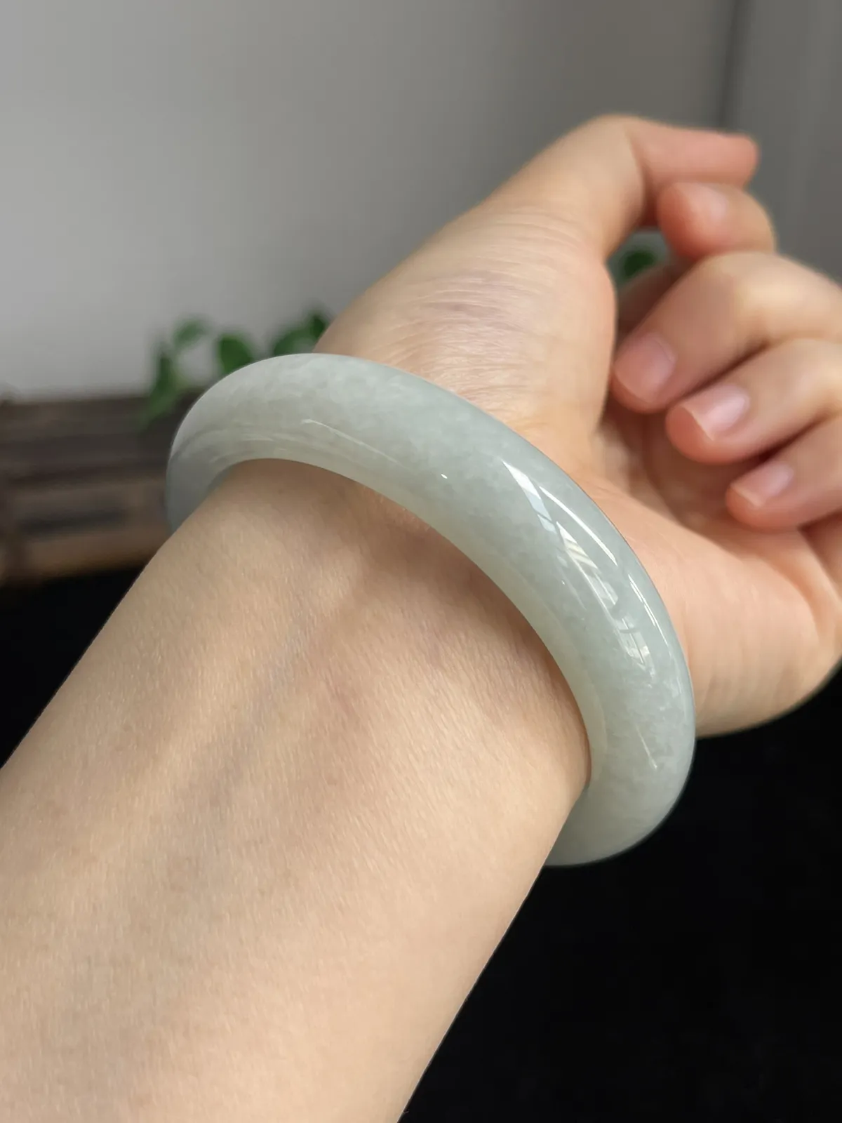 正圈56圈口，翡翠糯化种淡绿色手镯