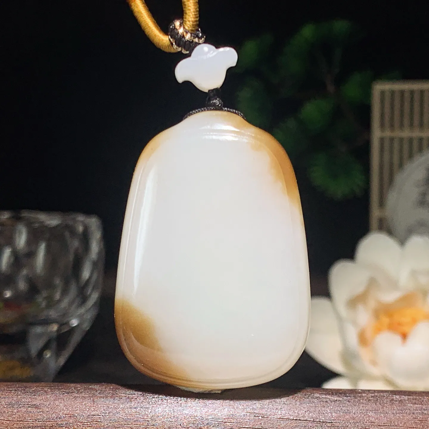 新疆和田玉白玉且末糖羊脂平安无事挂件 尺寸44/31/13重41.8克。玉质细腻油润。手推出油。佩戴