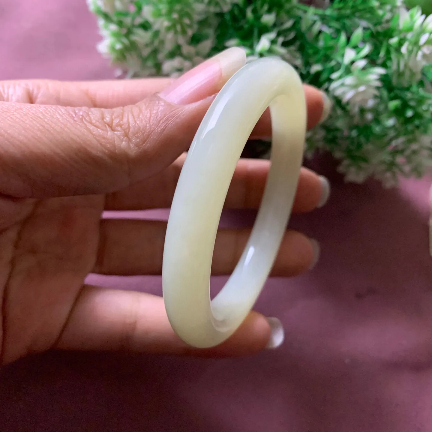 高冰清水，和田玉57圈口晴水色手镯【挽间柔情】，肉眼几乎无结构，镯型古朴典雅。在诗情画意的雨巷相遇，你是我腕间的一抹风情，有你眸有深情.清风荡漾湖间静水，我愿俯身低眉，在烟波涟漪处寻