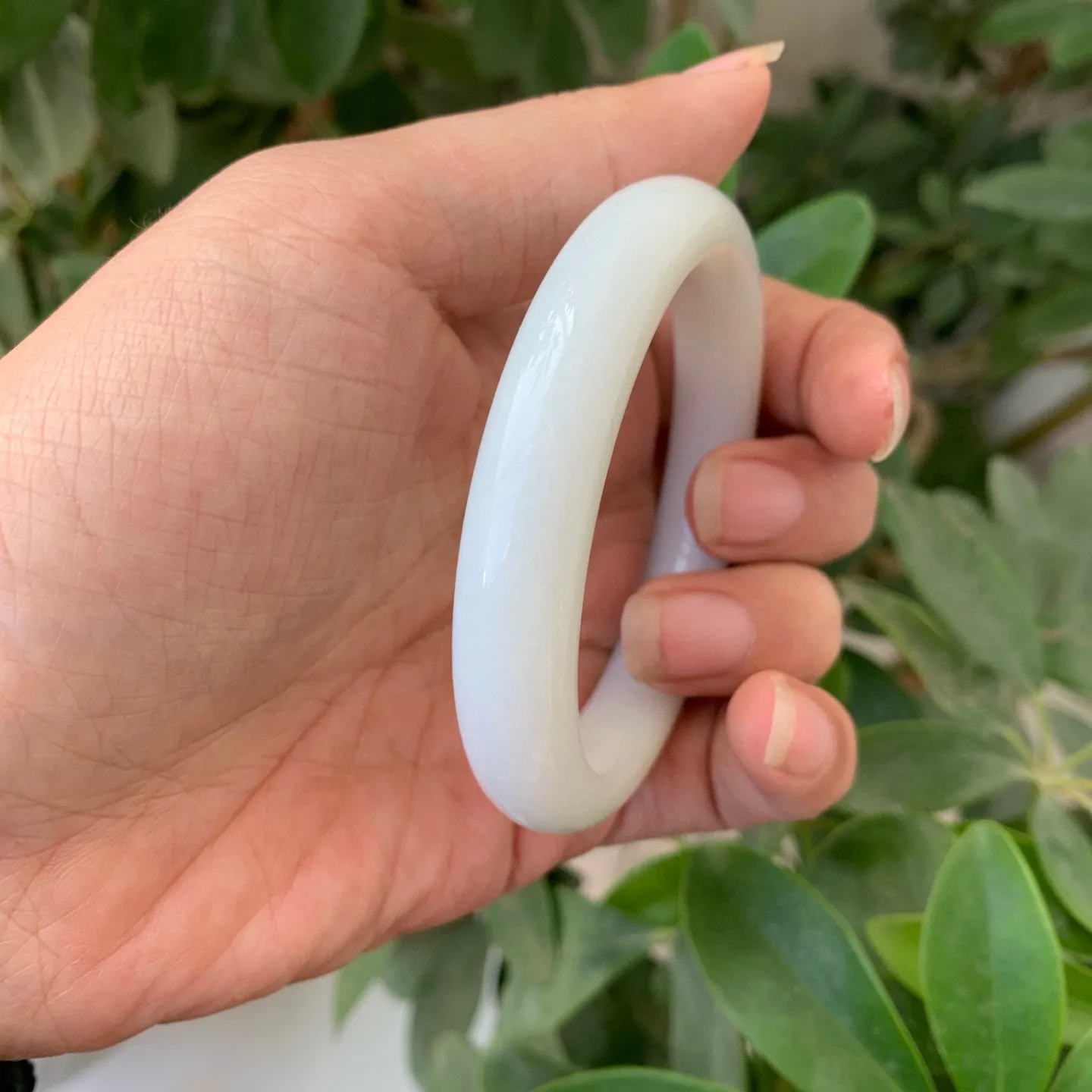 58圈口和田玉羊脂白玉手镯，镯型古朴典雅。在诗情画意的雨巷相遇，你是我腕间的一抹风情，有你眸有深情.清风荡漾湖间静水，我愿俯身低眉，在烟波涟漪处寻你