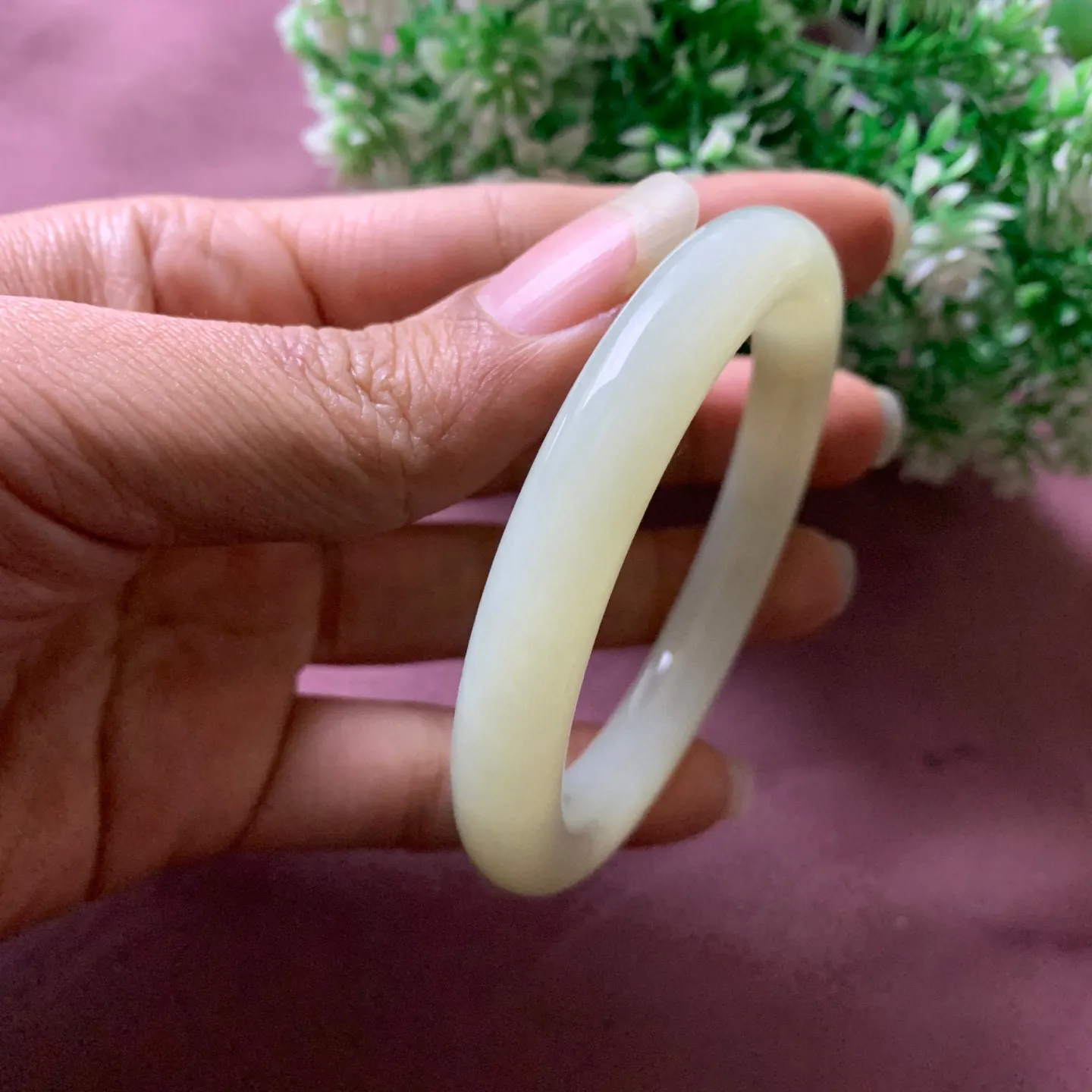 高冰清水，和田玉57圈口晴水色手镯【挽间柔情】，肉眼几乎无结构，镯型古朴典雅。在诗情画意的雨巷相遇，你是我腕间的一抹风情，有你眸有深情.清风荡漾湖间静水，我愿俯身低眉，在烟波涟漪处寻