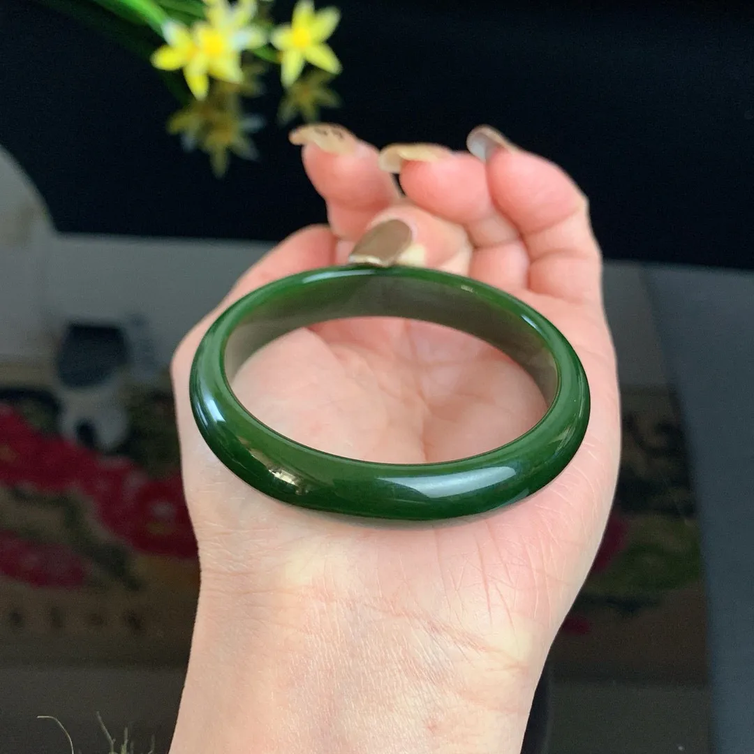 和田玉碧玉51.5圈口菠菜绿碧玉手镯！玉质细腻油润 底色纯净 无裂无杂 脂粉好，品质高