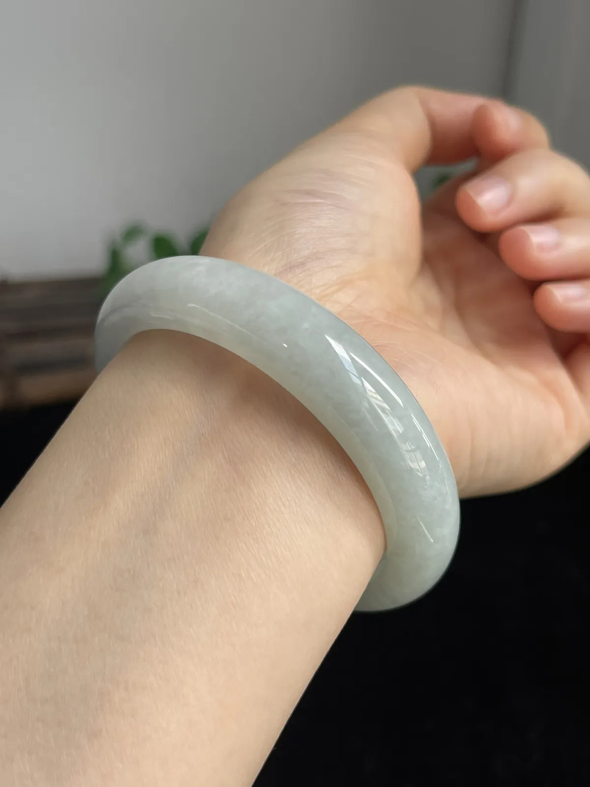正圈56圈口，翡翠糯化种淡绿色手镯