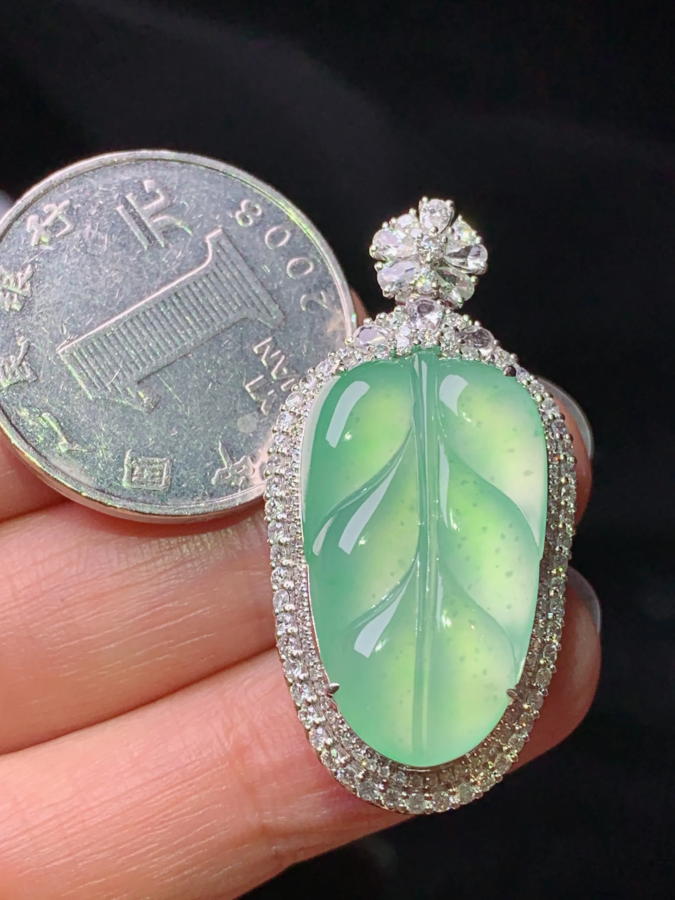 18k金钻镶嵌浅绿树叶吊坠 玉质细腻 色泽艳丽清新 整体尺寸38*19.2*10.8