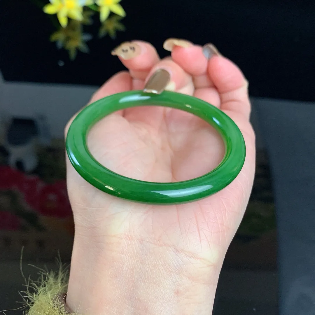 收藏款，和田玉52圈口阳绿色圆条碧玉手镯！玉质细腻油润 底色纯净 无裂无杂 脂粉好，品质高