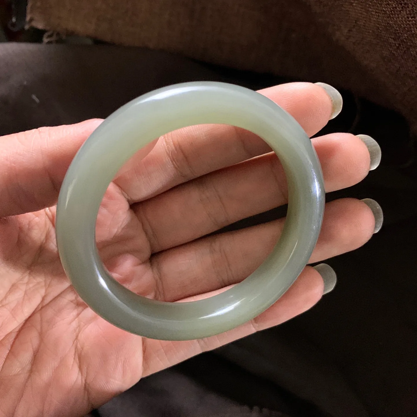 和田玉54.5圈口粉紫色手镯，镯型古朴典雅。在诗情画意的雨巷相遇，你是我腕间的一抹风情，有你眸有深情.清风荡漾湖间静水，我愿俯身低眉，在烟波涟漪处寻