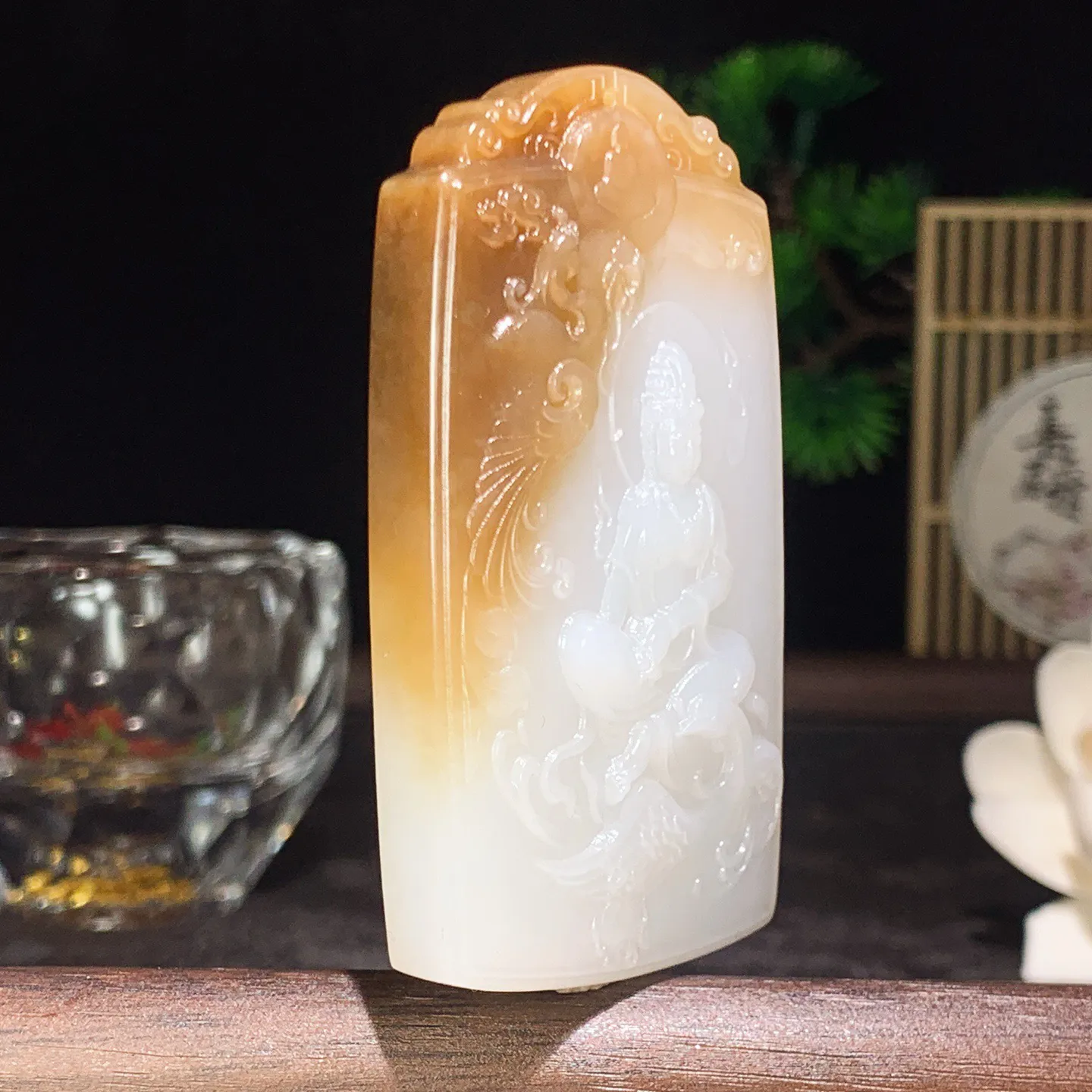 新疆和田玉白玉且末糖观音挂件 尺寸67/35/12重61克。玉质细腻油润。手推出油。佩戴高端典雅。lt260209