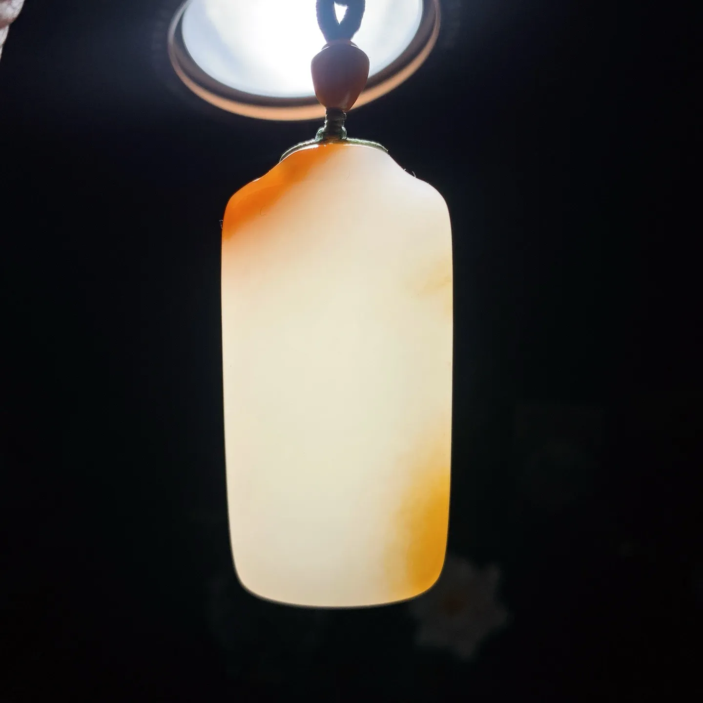 新疆和田玉白玉且末糖羊脂平安无事挂件 尺寸56/27/10重42克。玉质细腻油润。手推出油。佩戴高端典雅。lt260209