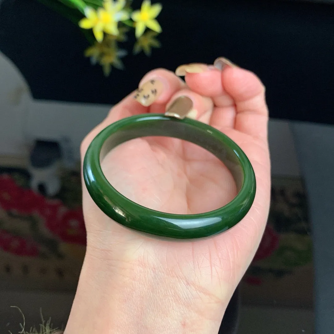 和田玉碧玉51.5圈口菠菜绿碧玉手镯！玉质细腻油润 底色纯净 无裂无杂 脂粉好，品质高